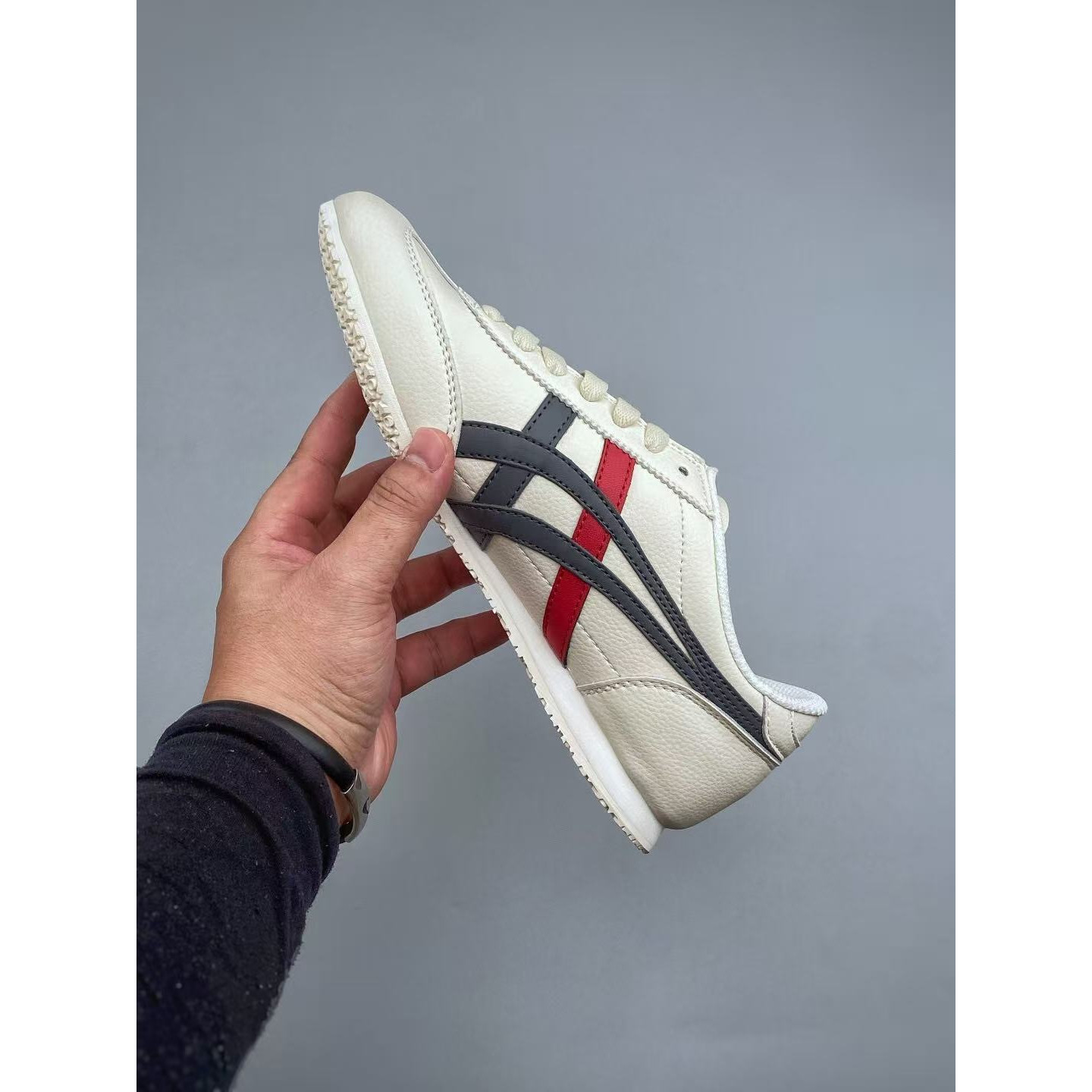 <p>Onitsuka Tiger 低帮板鞋(黑色/銀色)</p>