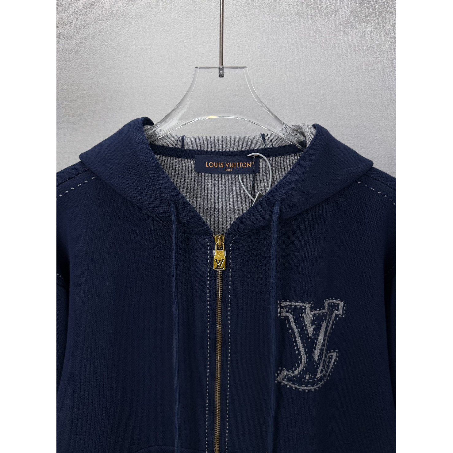 <p>LV&nbsp;嵌花提花logo情侣款连帽拉链针织毛衣外套(藍)</p>