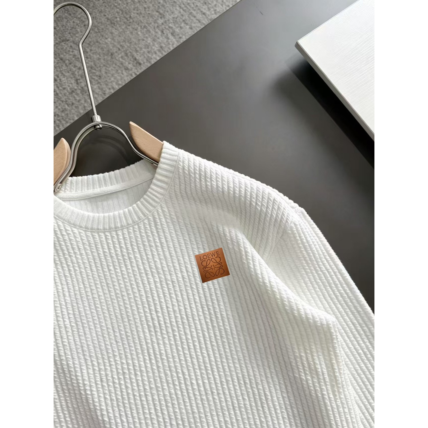 <p>Loewe 高品质男士卫衣(白)</p>