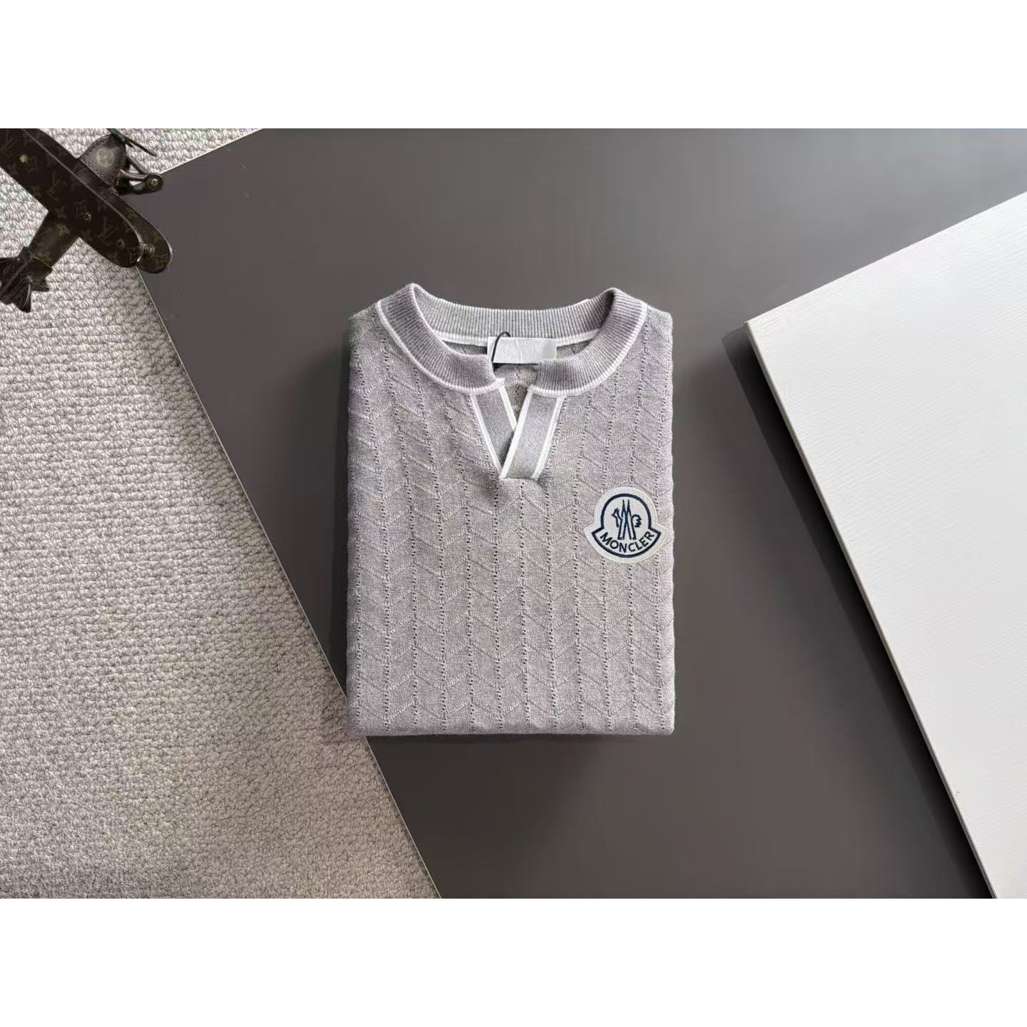 <p>MONCLER 秋冬官网最新毛衣(灰)</p>