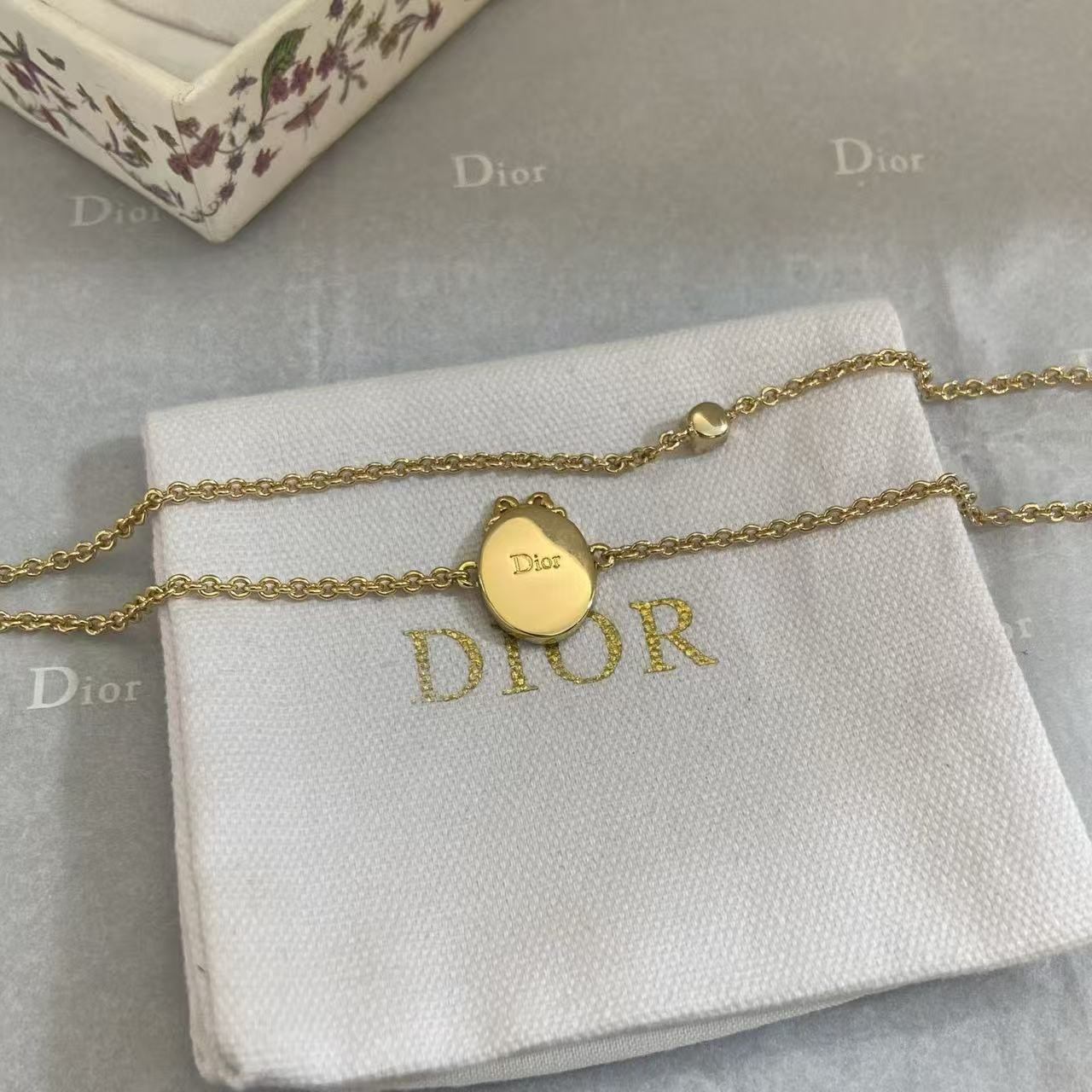 <p>DIOR 复古徽章蝴蝶结手链</p>