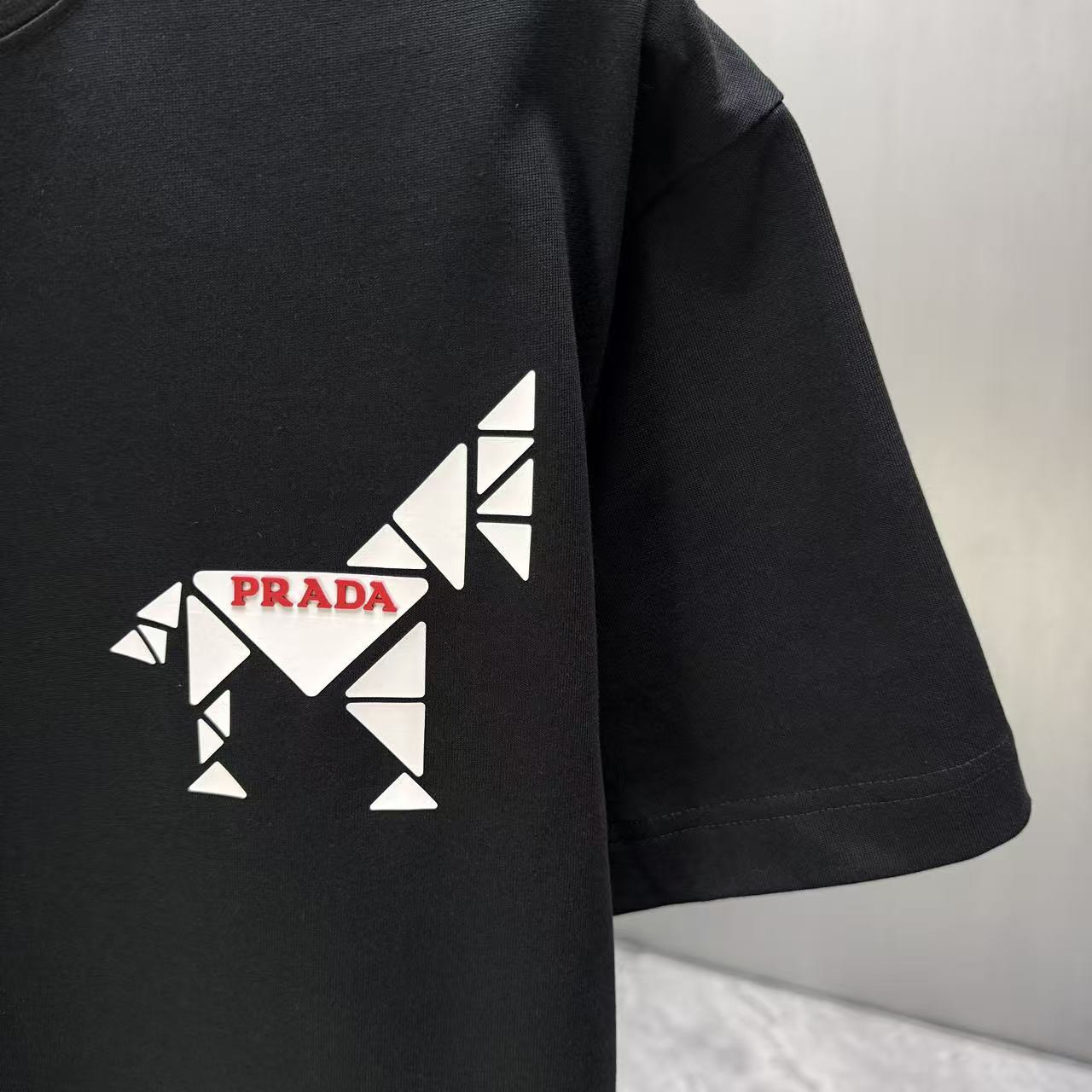 <p>Prada 短袖T恤(黑)</p>