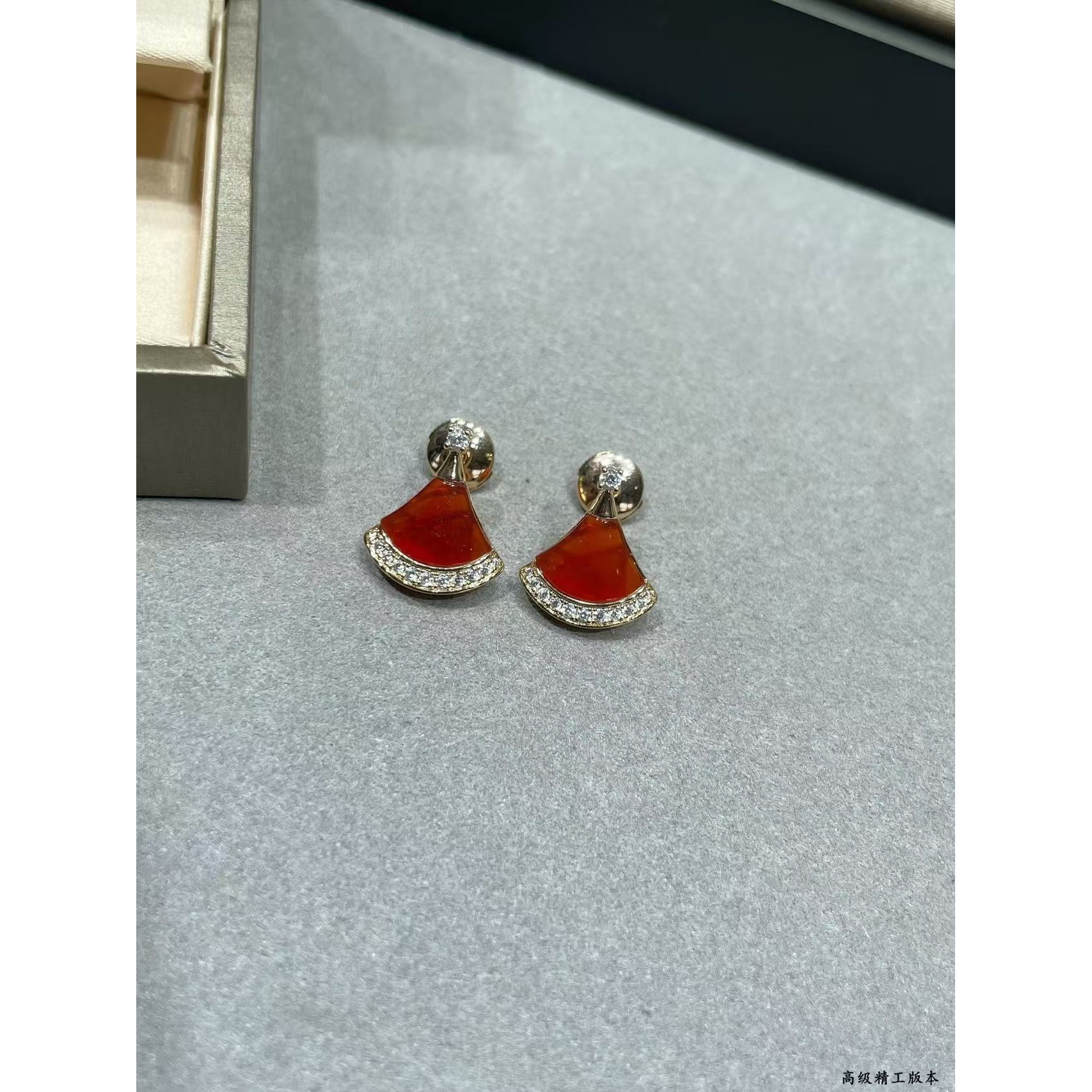 <p>BVLGARI&nbsp;贝母下摆钻裙子耳钉</p>