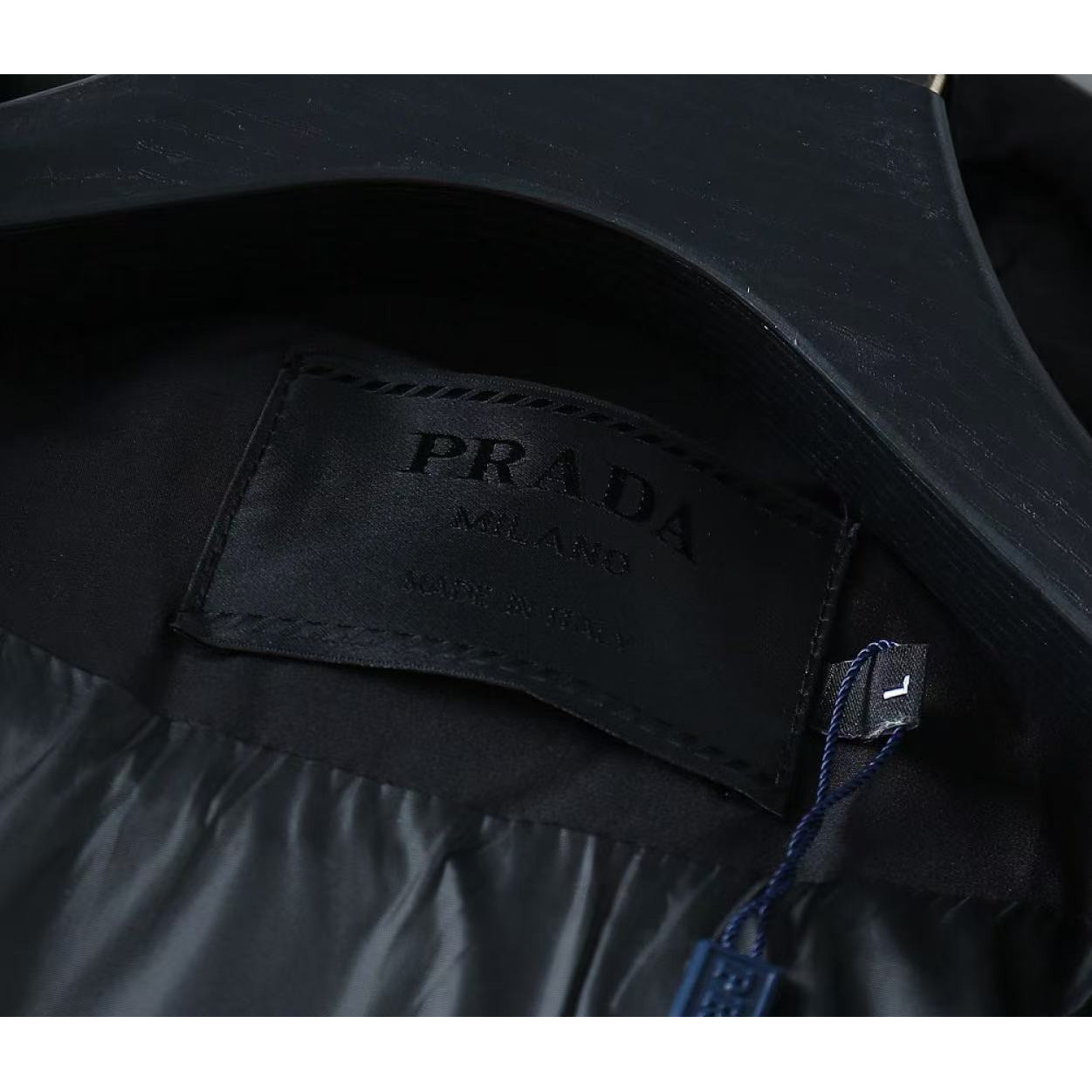 <p>PRADA 羽绒服(黑)</p>
