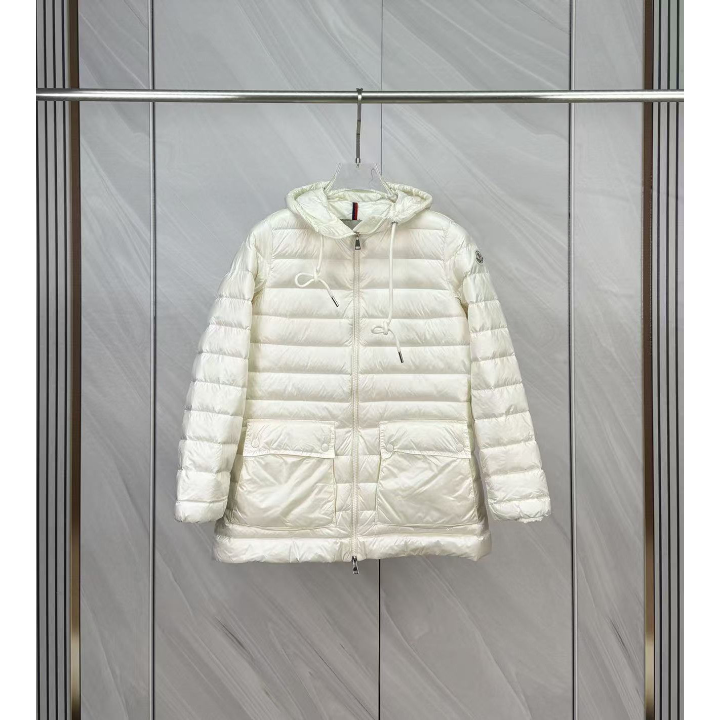 <p>Moncler 连帽中长羽绒服(白)</p>