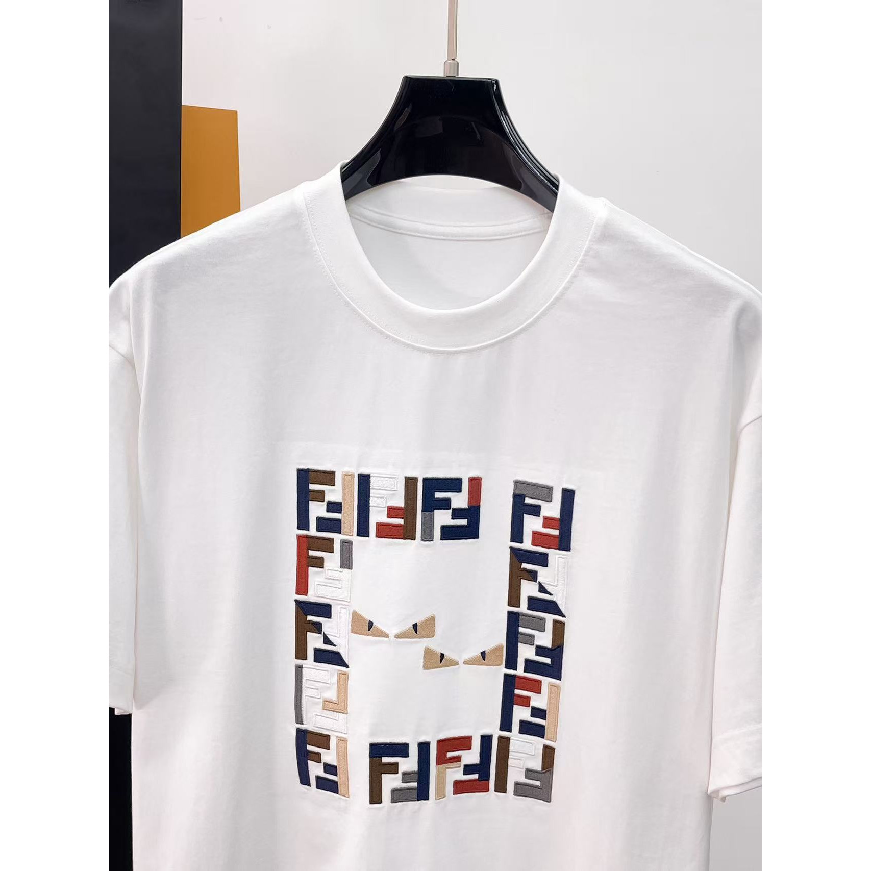 <p>FENDI 专柜新款短袖T恤(白)</p>