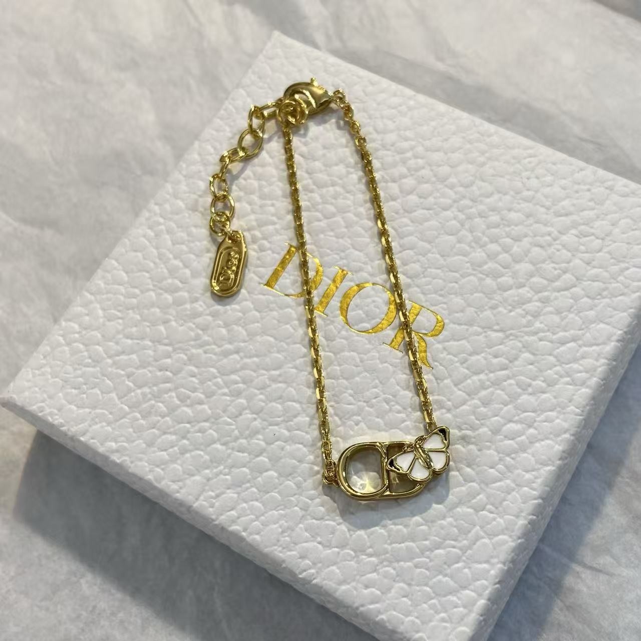 <p>DIOR 珐琅蝴蝶CD手链</p>