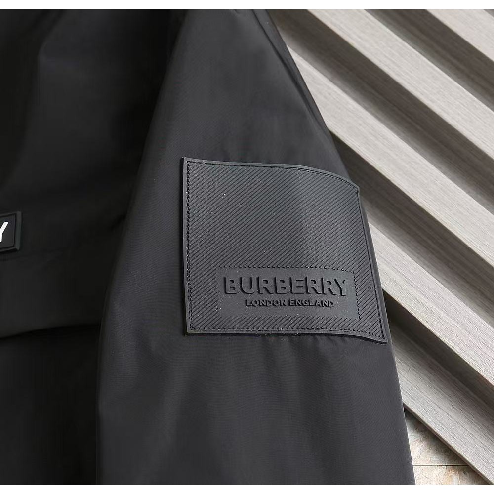 <p>BURBERRY&nbsp;男士夹克外套(黑)</p>