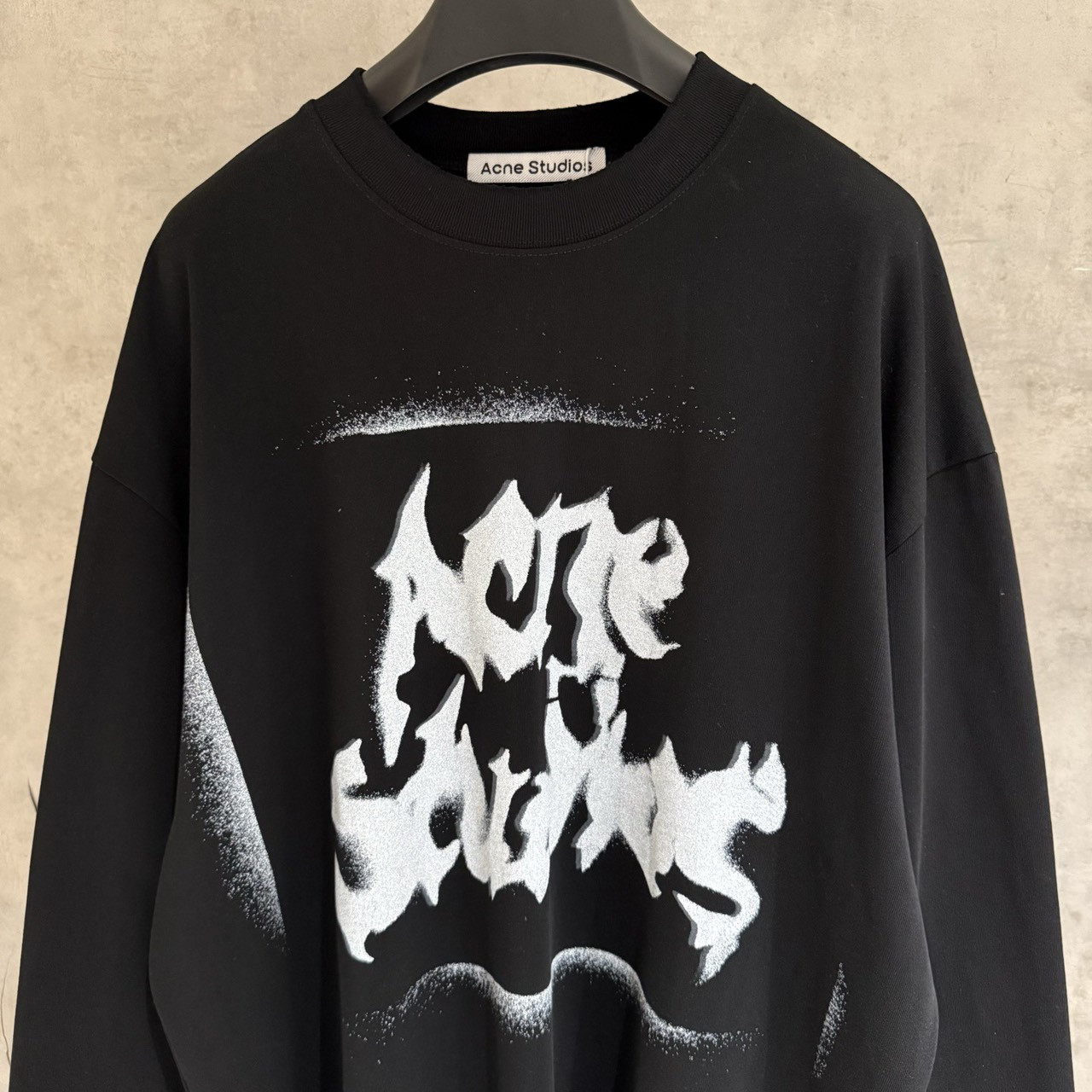 <p>ACNE&nbsp;长袖T恤(黑B15)</p>