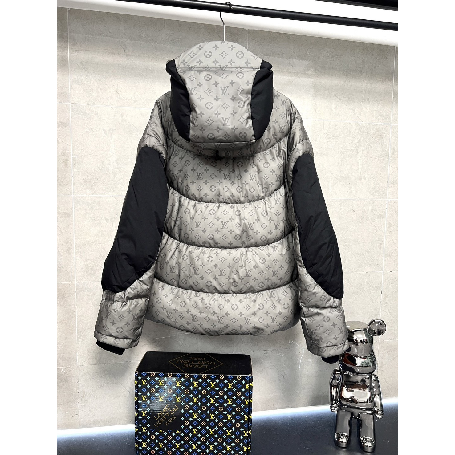 <p>LV 温感变色黑科技羽绒服</p>