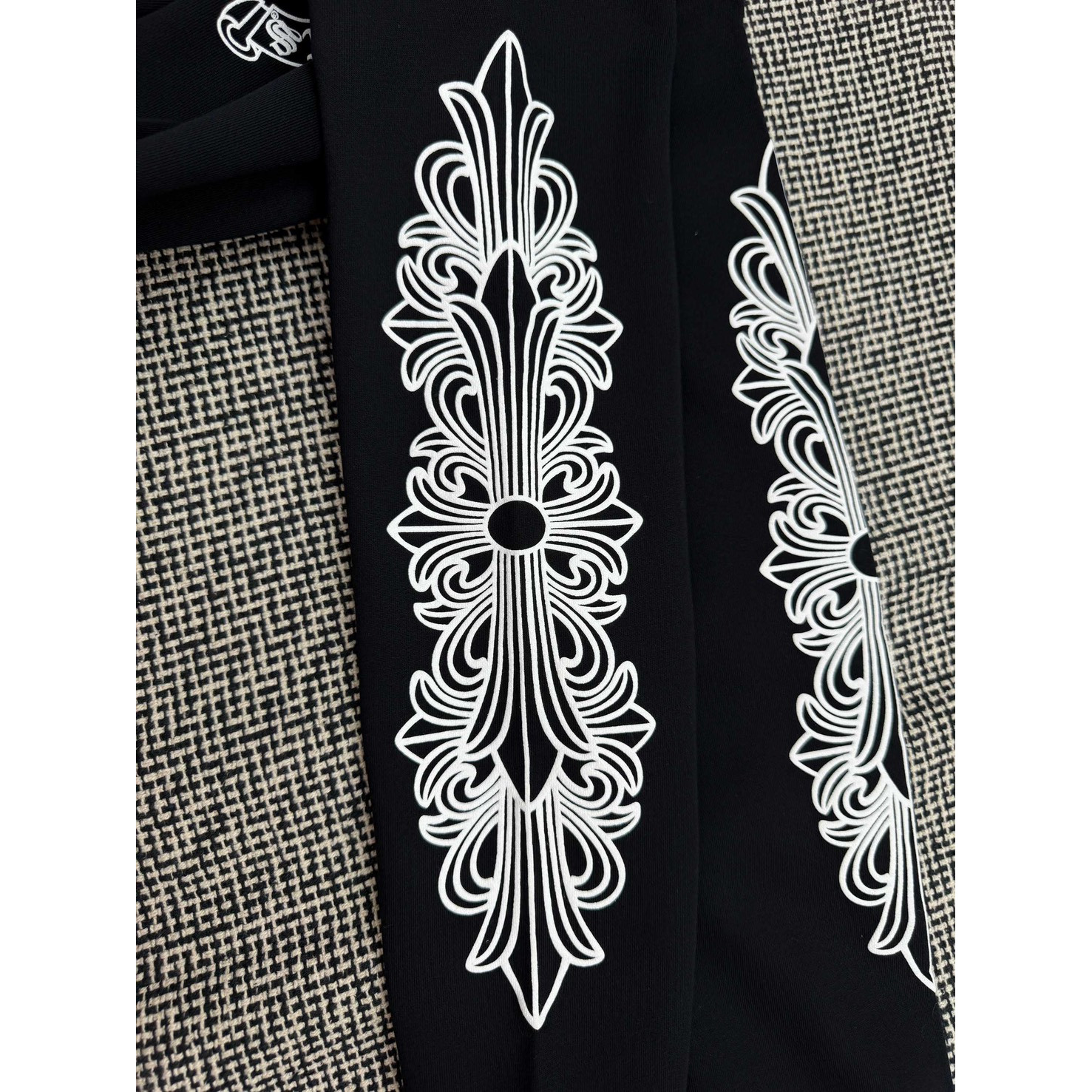 <p>Chrome Hearts 马蹄花纹手臂连帽拉链卫衣(黑底白梵文)</p>

<p>&nbsp;</p>