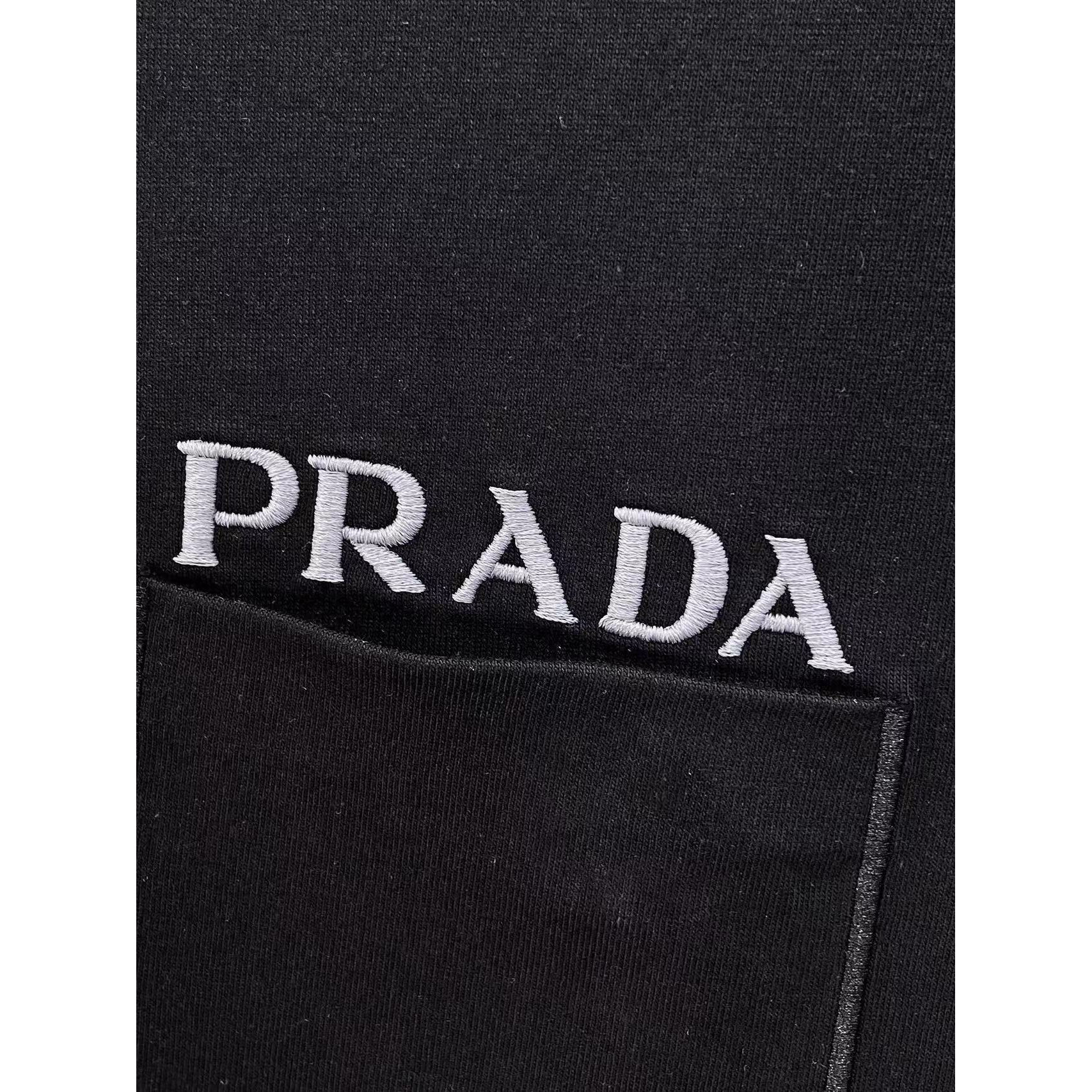 <p>PRADA&nbsp;专柜新款短袖T恤(黑)</p>