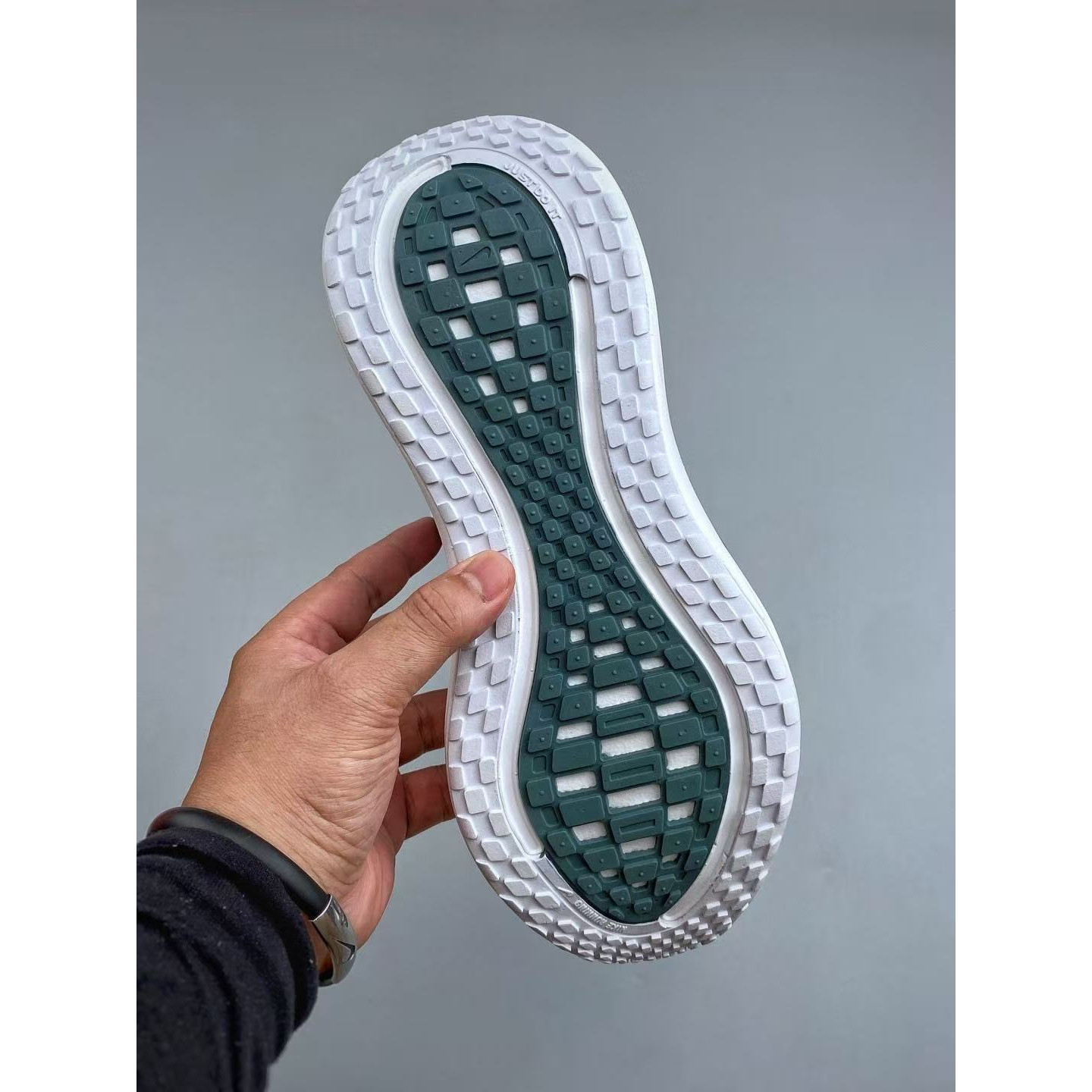 <p>NIKE VOMERO PLUS RUN 休闲跑步鞋</p>