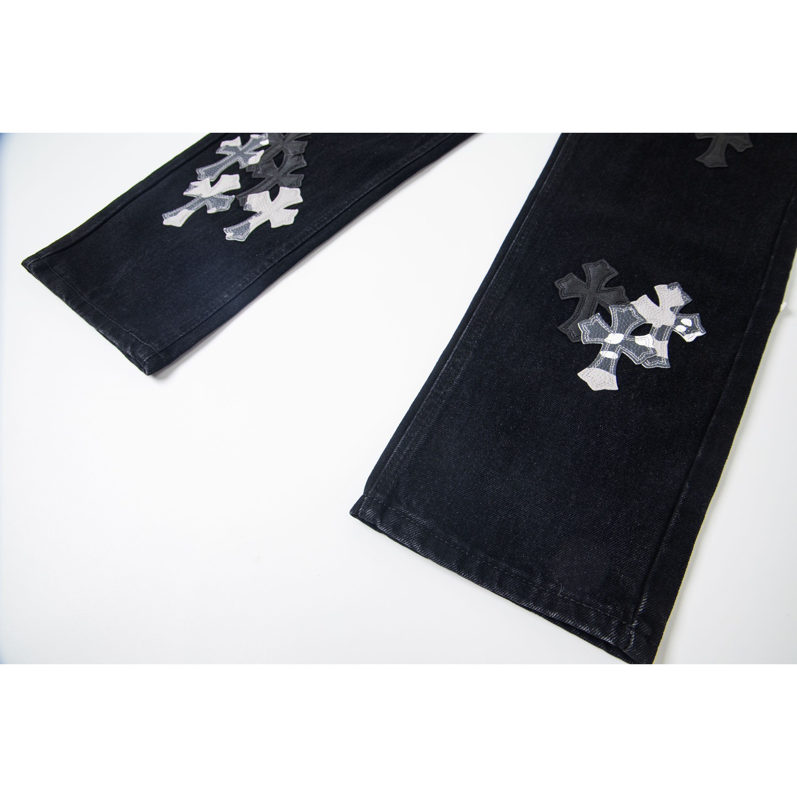 <p>CHROME HEARTS 黑色多皮元素细节满满水洗牛仔裤(1775#)</p>