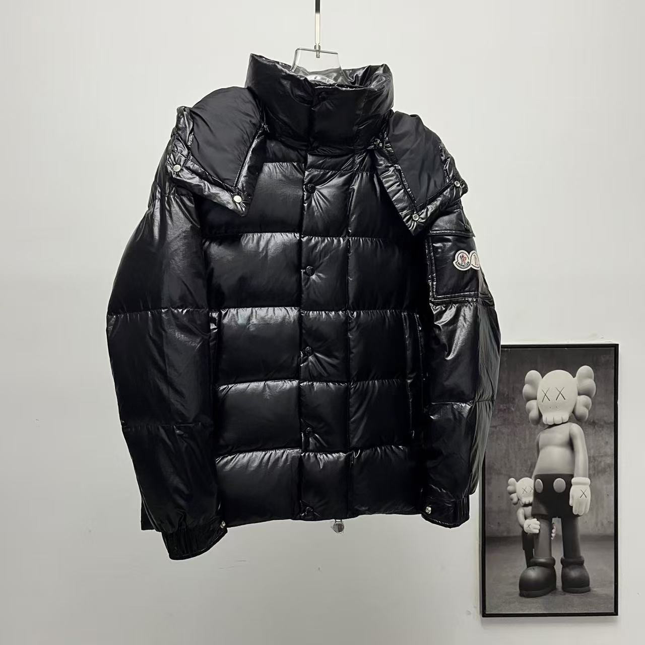 <p>Moncler 70周年双标连帽羽绒服(黑)</p>
