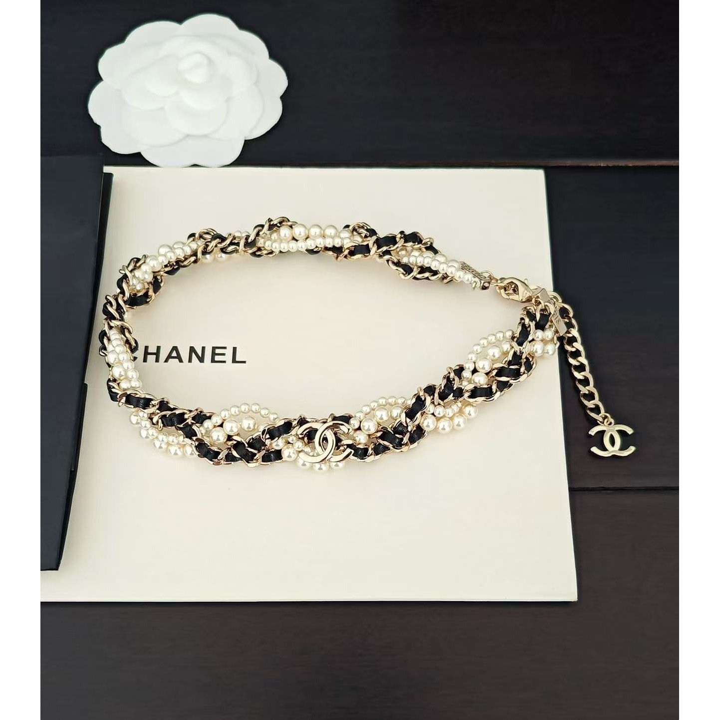 <p>CHANEL 黑皮珍珠项链</p>