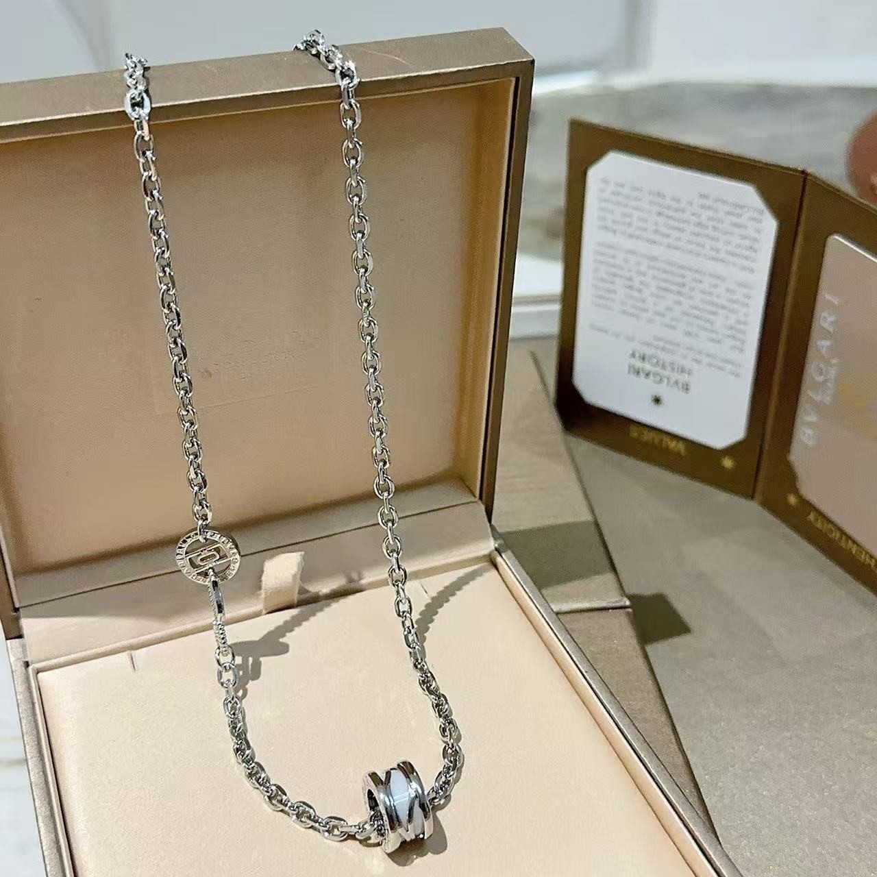 <p>BVLGARI&nbsp;项链</p>