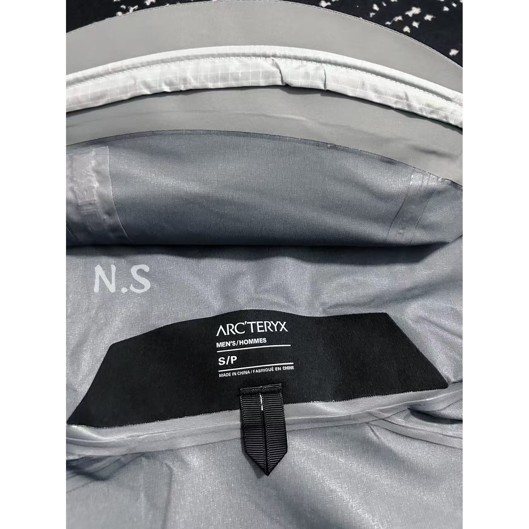<p>Arc'teryx Beta系列 SL GORE-TEX 硬壳刺绣连帽防水防风透气冲锋衣 (空間灰)</p>