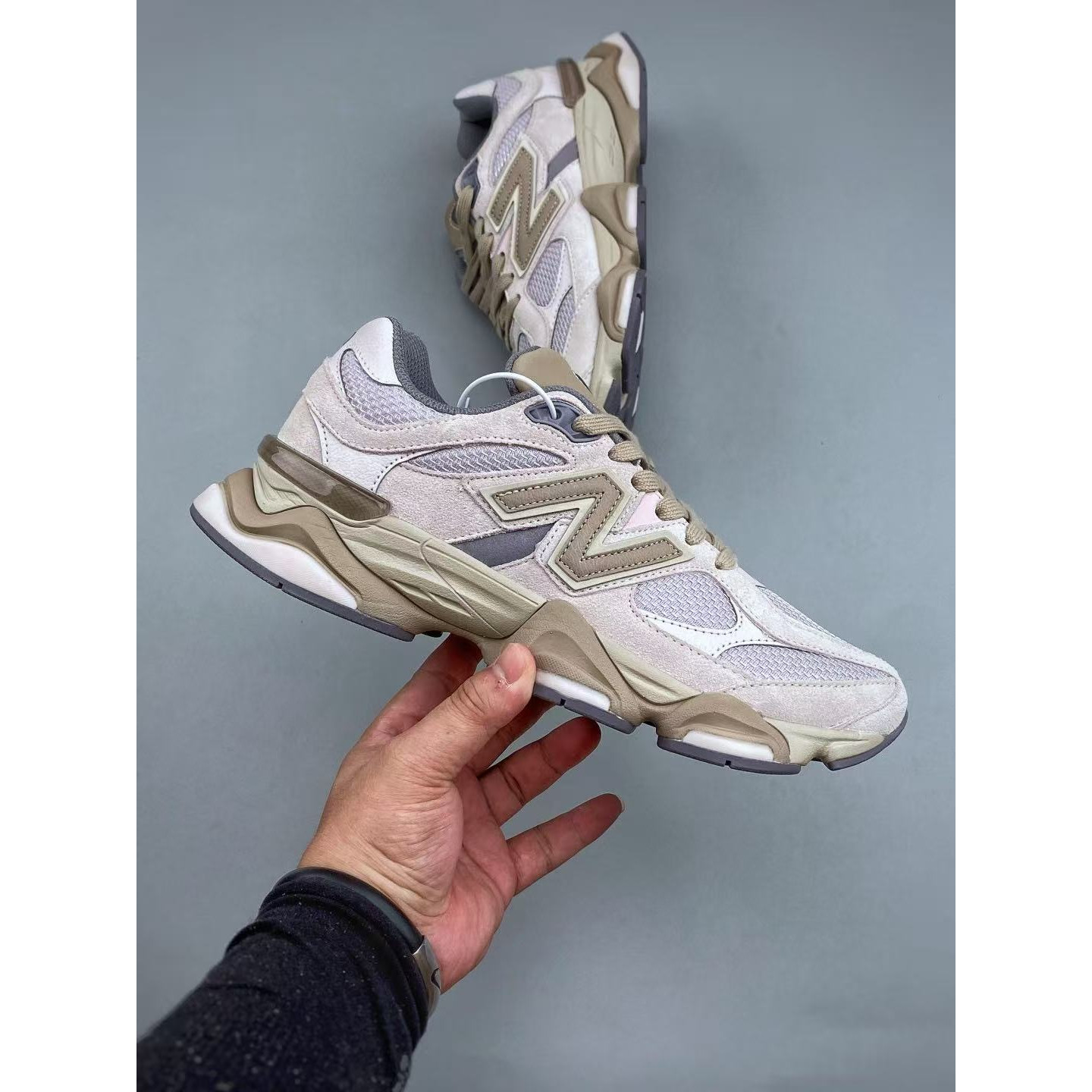 <p>New Balance NB9060 复古运动鞋&nbsp;</p>
