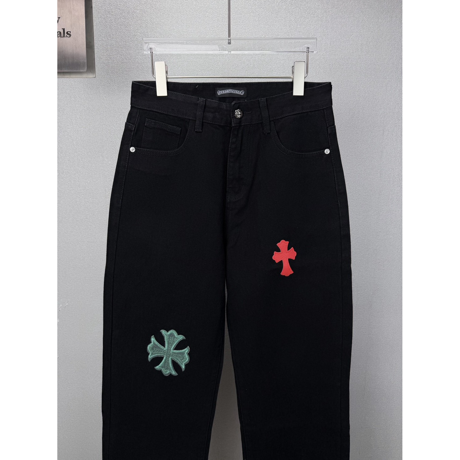<p>CHROME HEARTS 红绿十字架拼皮情侣款水洗宽松牛仔裤((黑)</p>