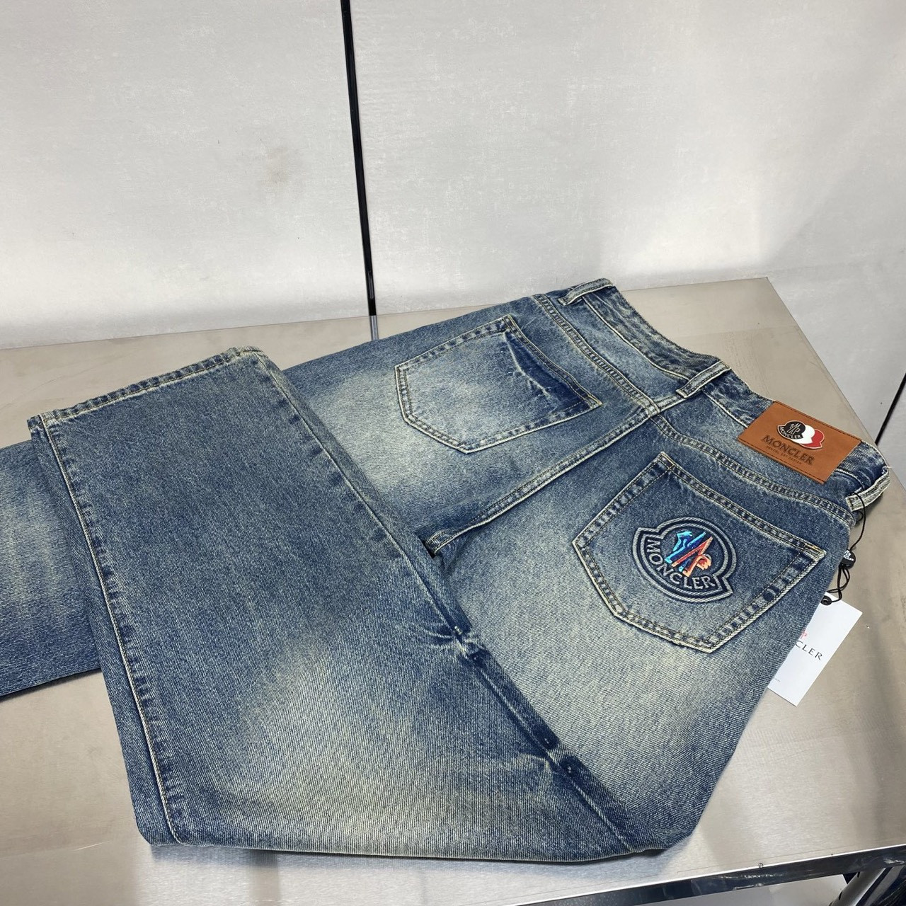 <p>Moncler 丹宁水洗牛仔裤(768-5)</p>