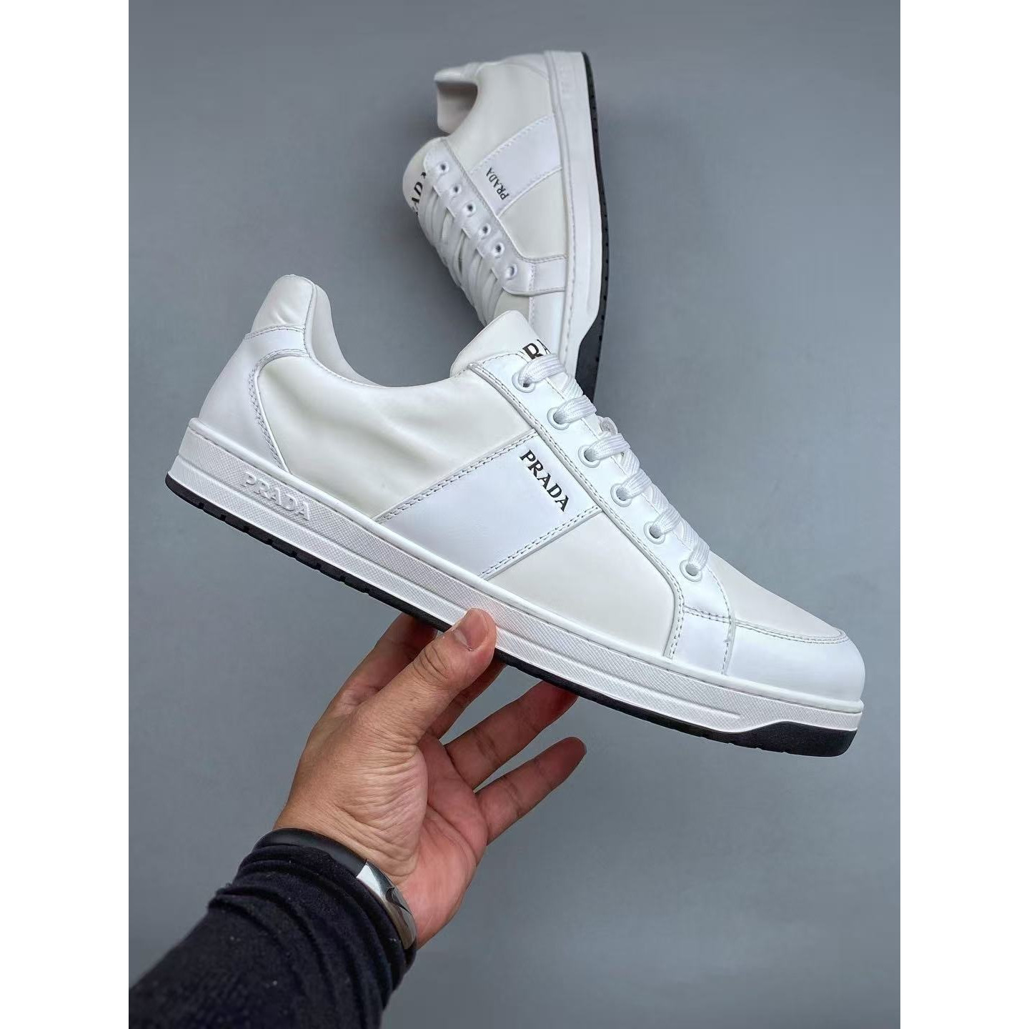 <p>PRADA 运动休闲男鞋(白)</p>