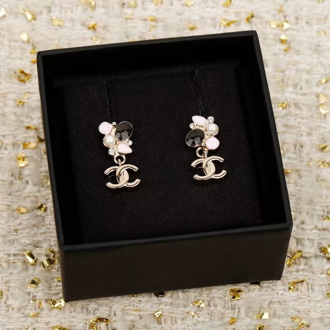 <p>CHANEL&nbsp;25K珐琅耳钉</p>