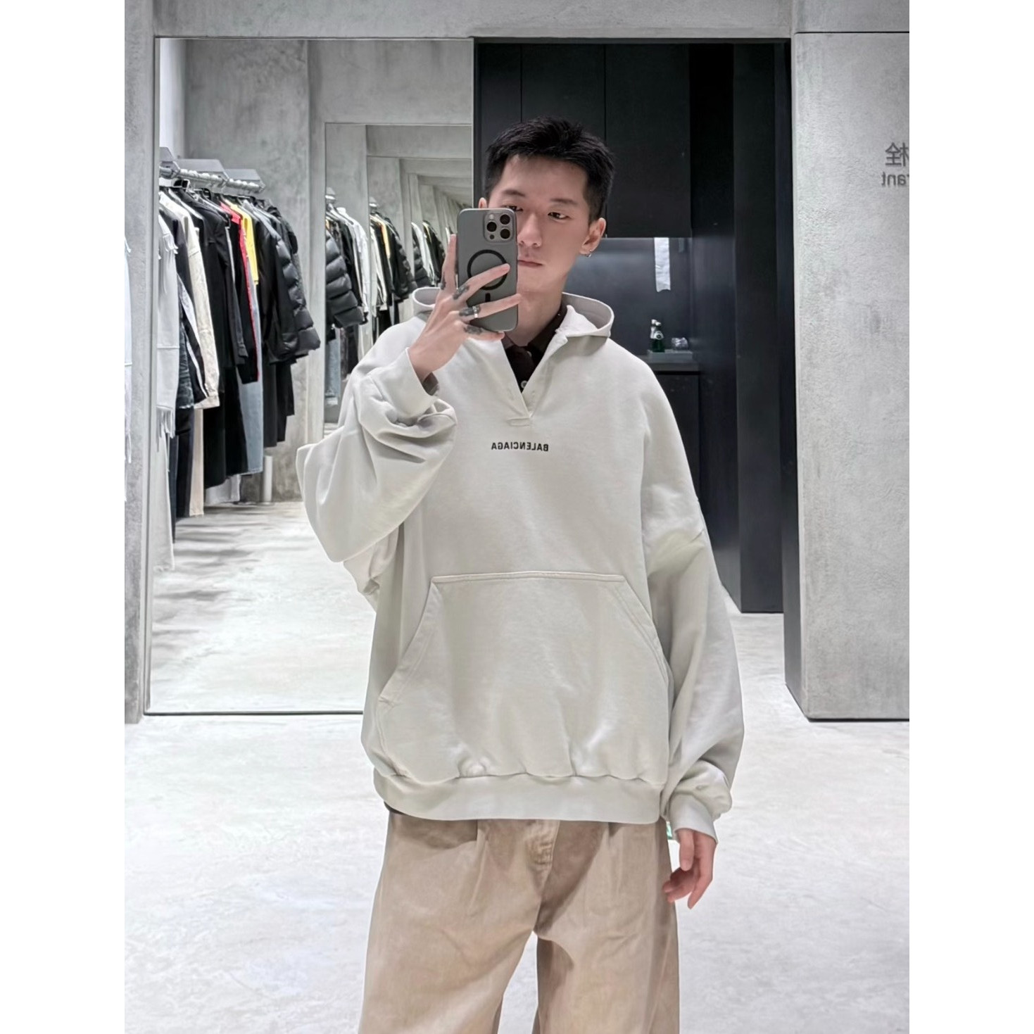 <p>Balenciaga 开领刺绣logo连帽卫衣(灰)</p>