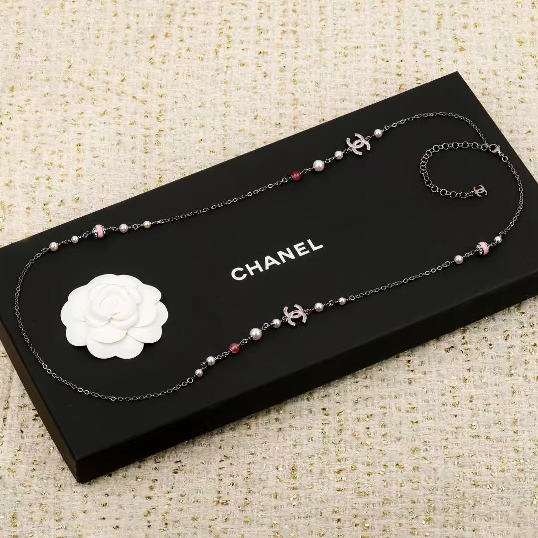 <p>CHANEL&nbsp;粉色珐琅毛衣链</p>