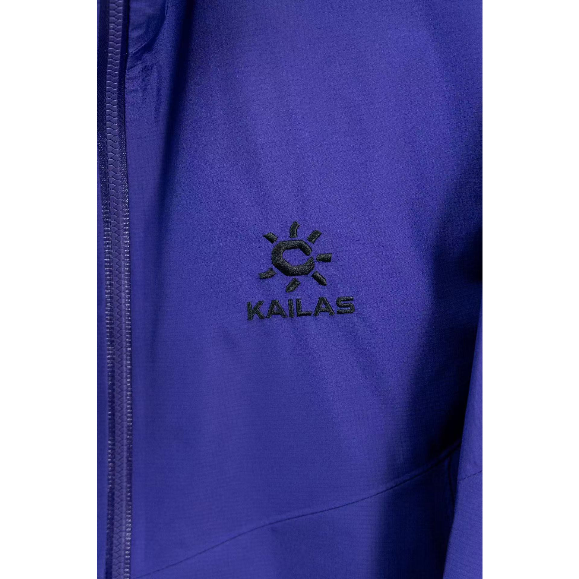 <p>KAILAS 双开拉链轻薄冲锋衣(龙胆紫)</p>