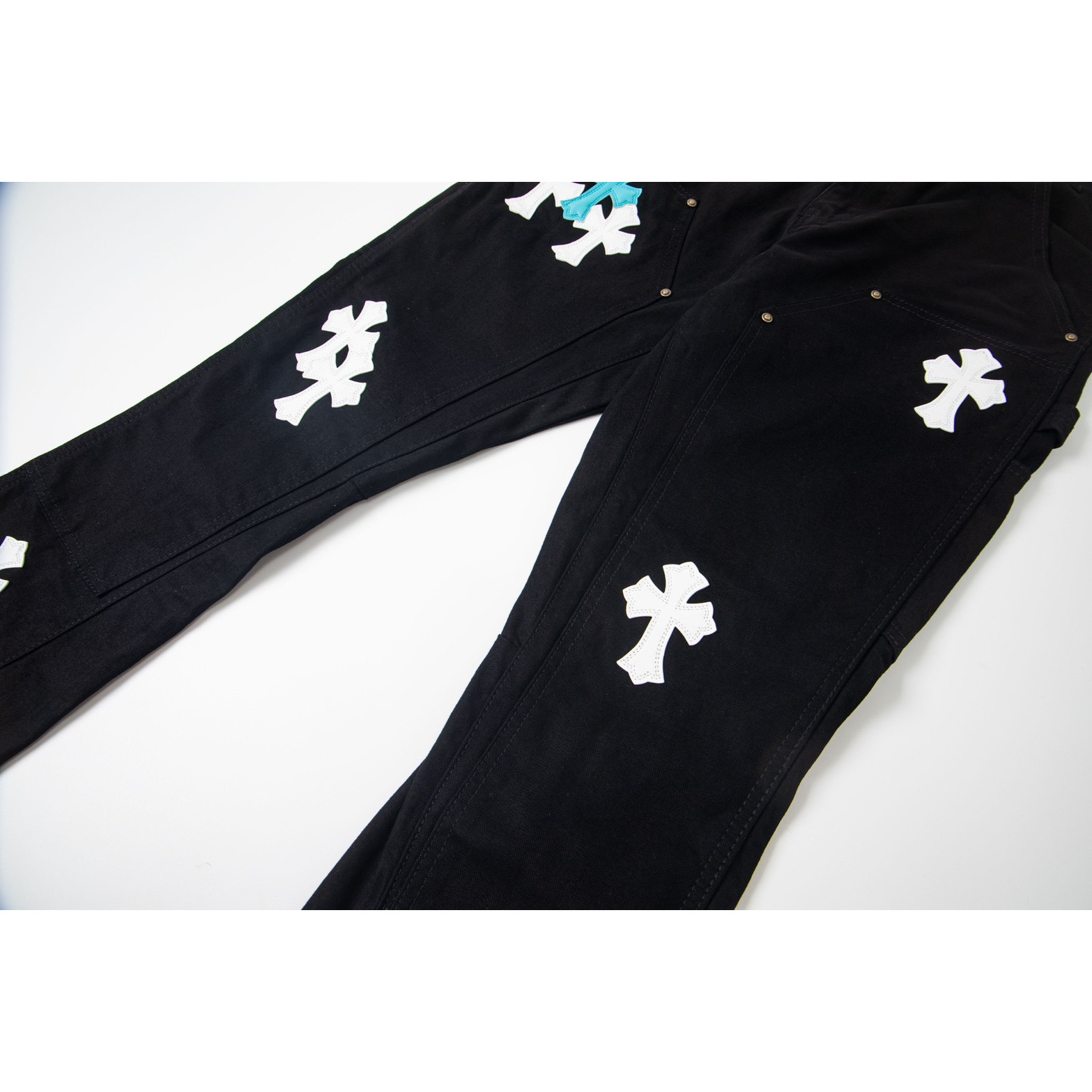 <p>CHROME HEARTS 卡哈特拉链拼皮牛仔裤(1772#)</p>
