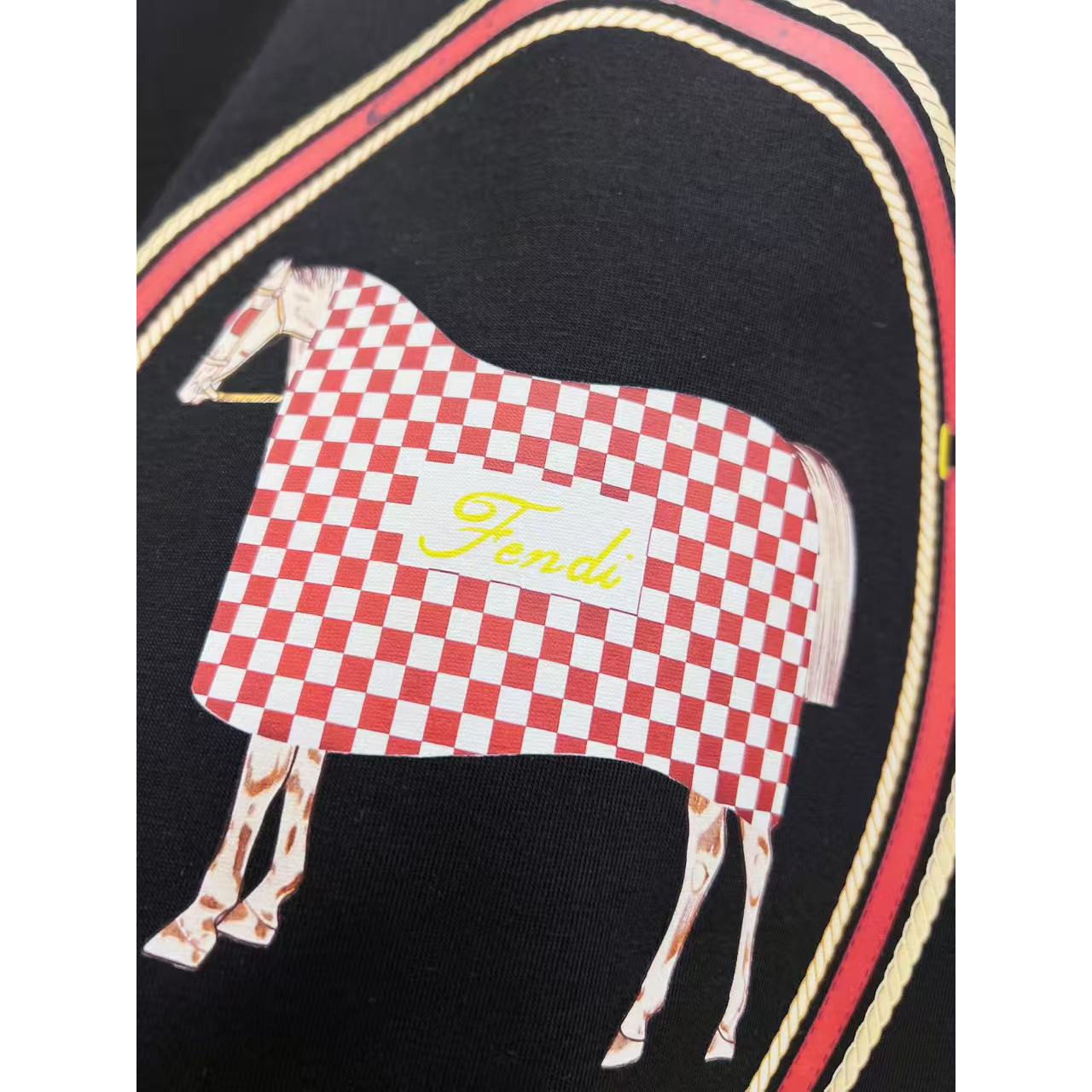 <p>Fendi 印花Logo短袖(黑)</p>