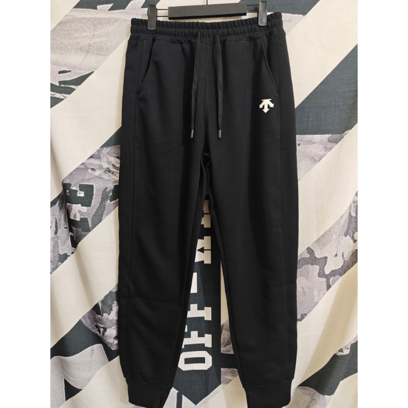 <p>DESCENTE 韓版經典款長褲(黑)</p>