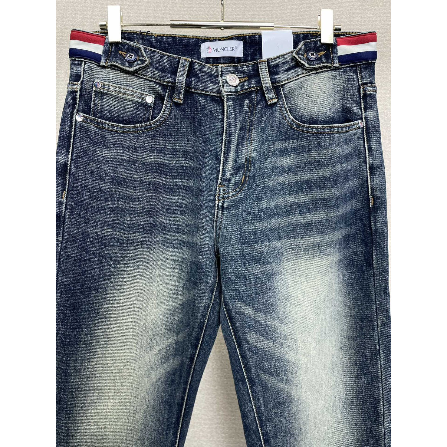 <p>Moncler&nbsp;休闲牛仔裤</p>