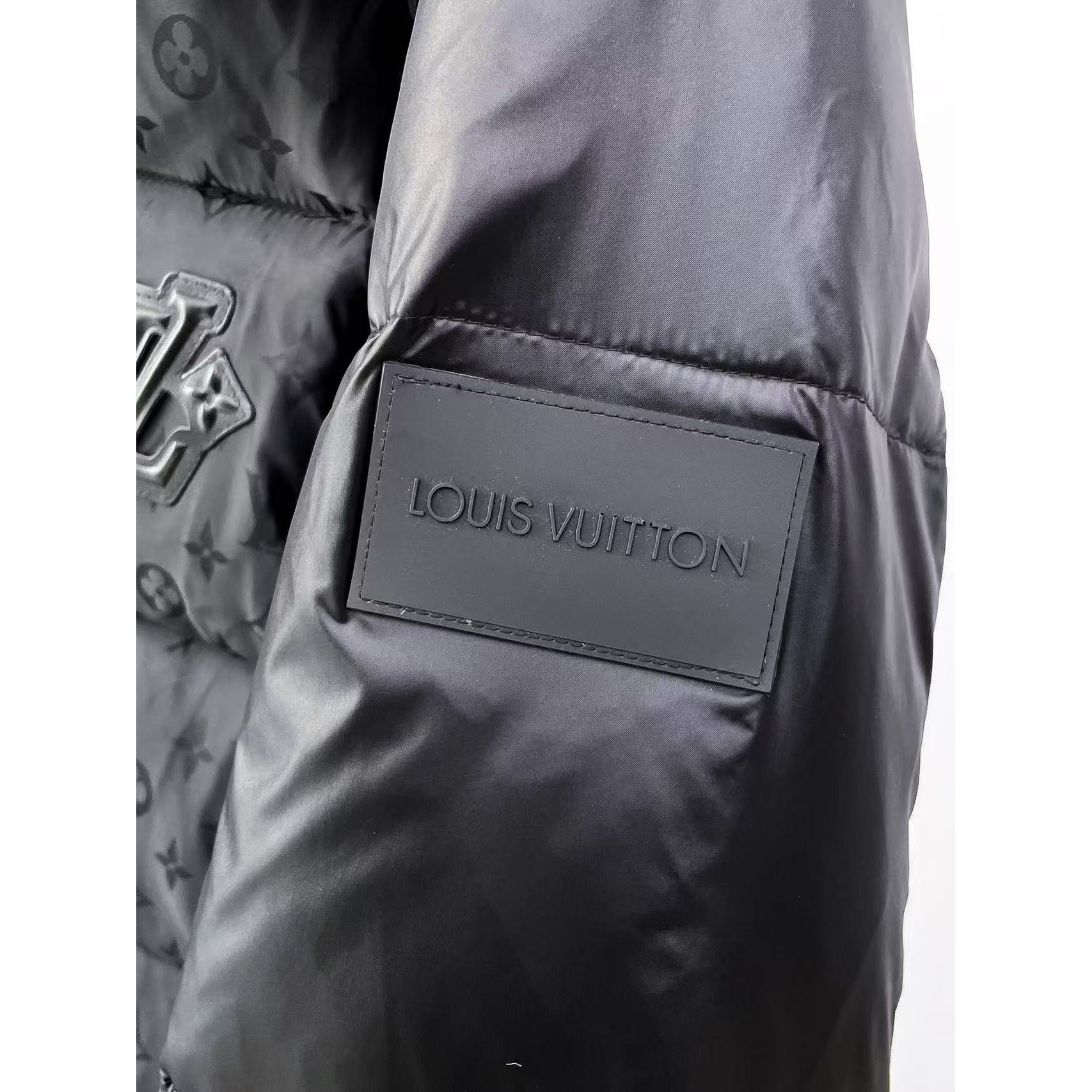 <p>LV 官网款新款羽绒服(黑)</p>