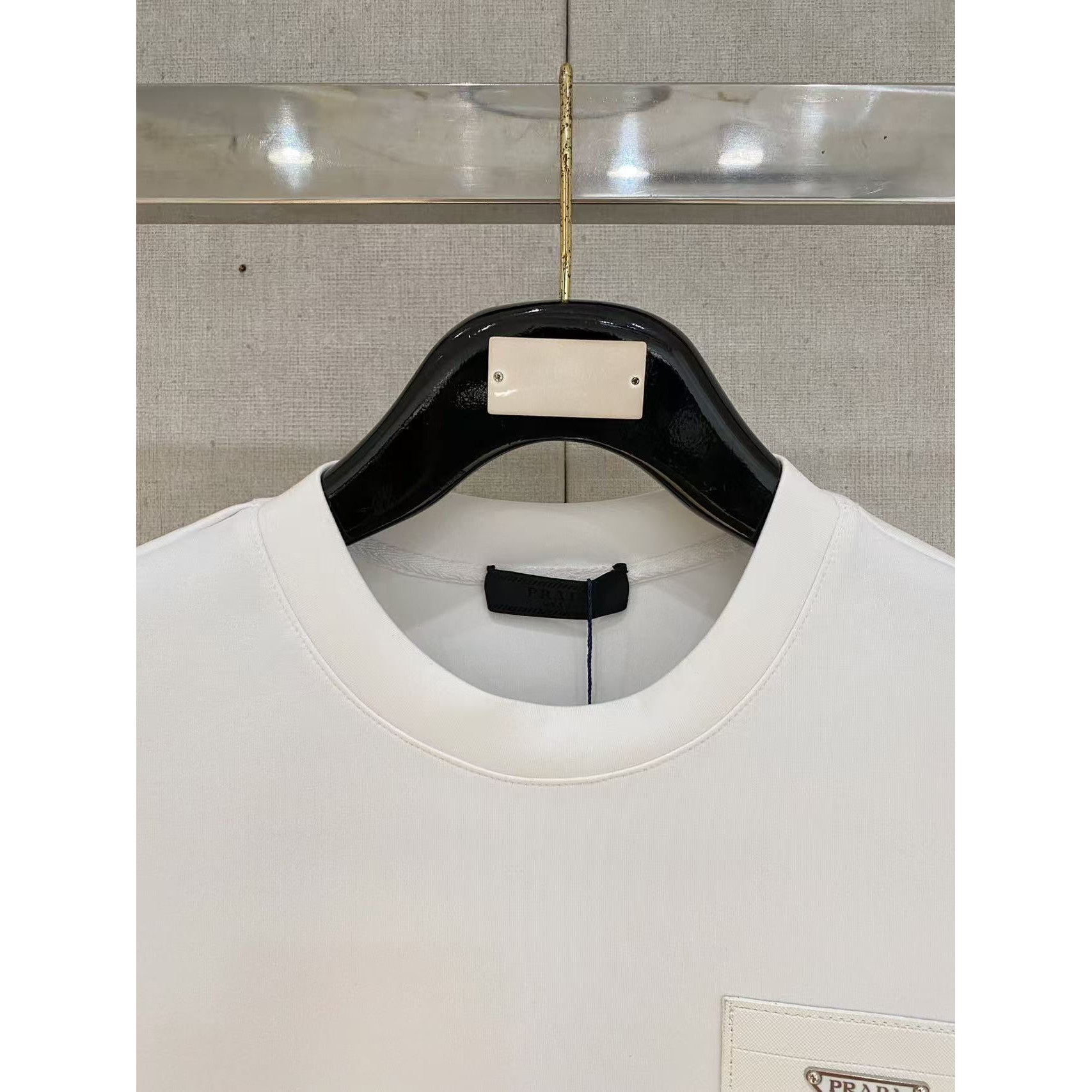 <p>PRADA&nbsp;太空棉卫衣(白)</p>