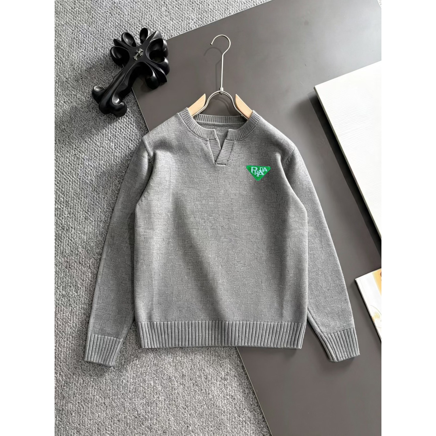 <p>PRADA 高品质男士毛衣(灰)</p>