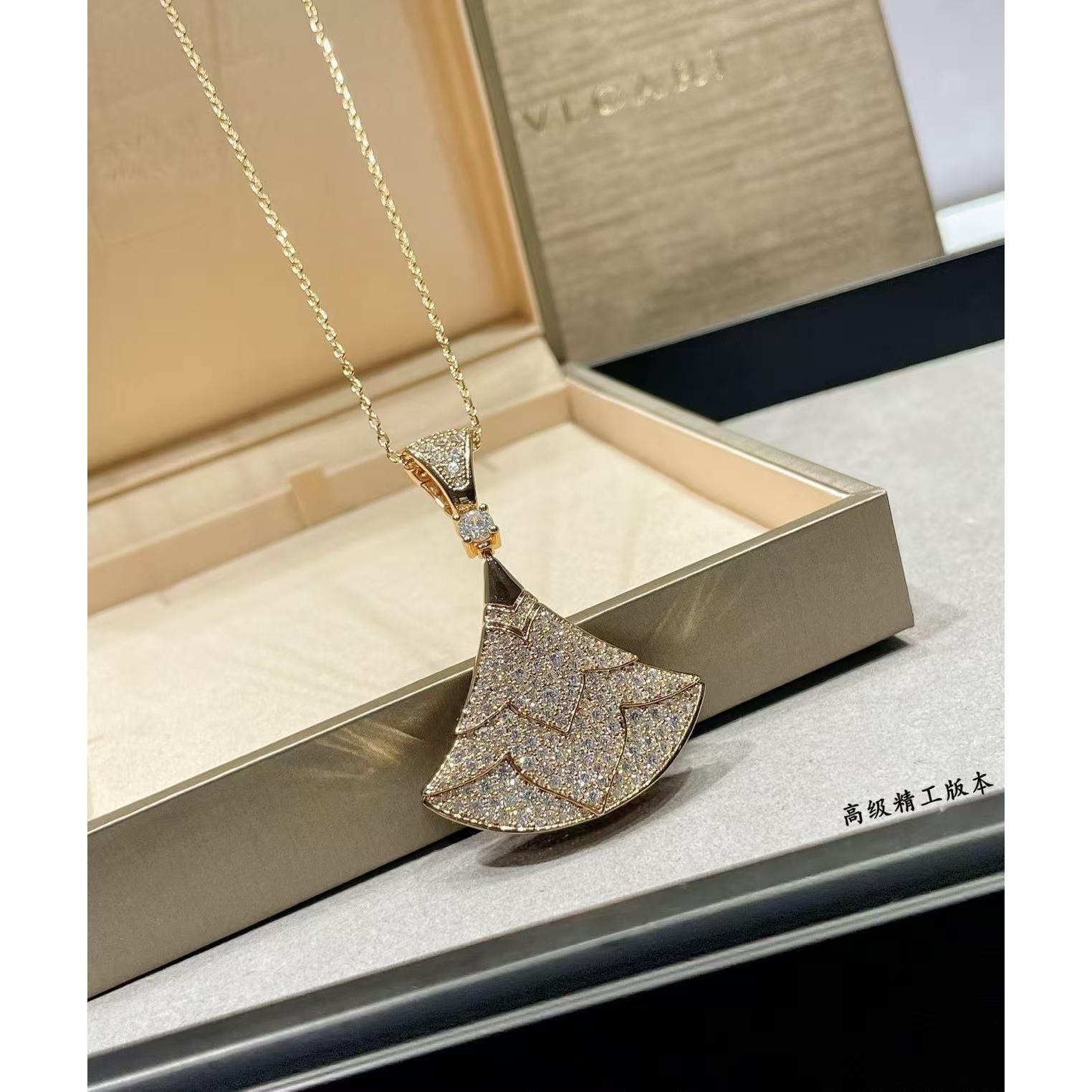 <p>BVLGARI&nbsp; 高级满钻雪山项链</p>