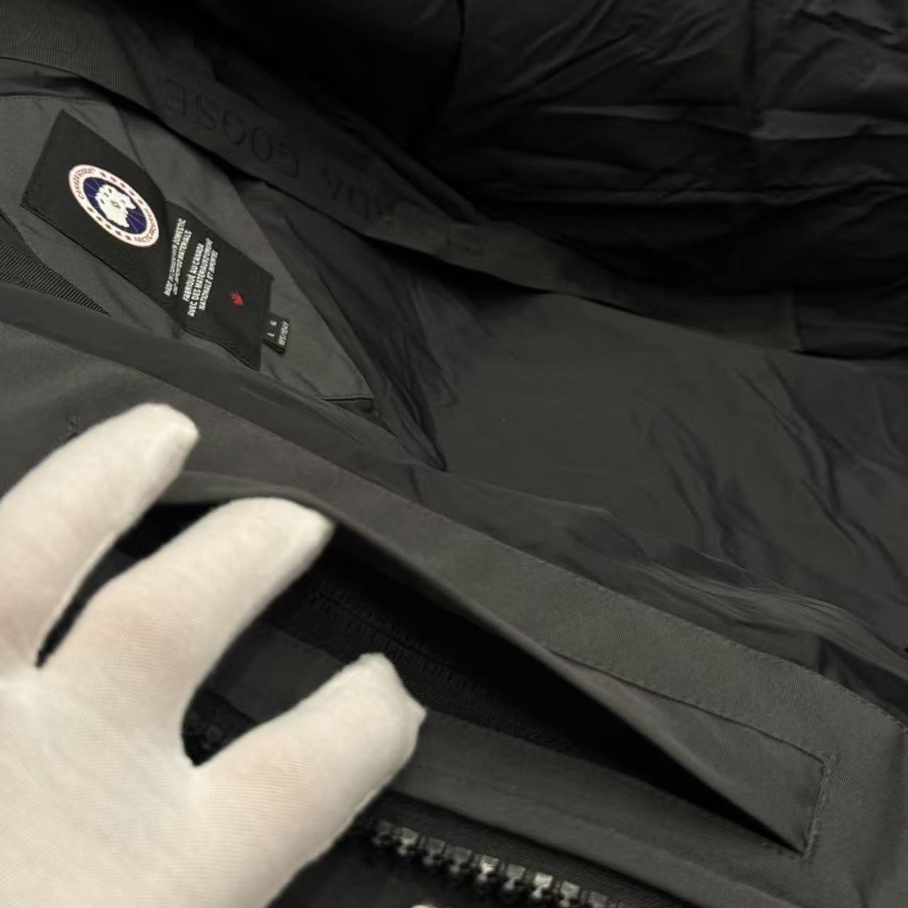 <p>Canada Goose Shelburn*派克大衣羽绒服(灰色紅標)</p>