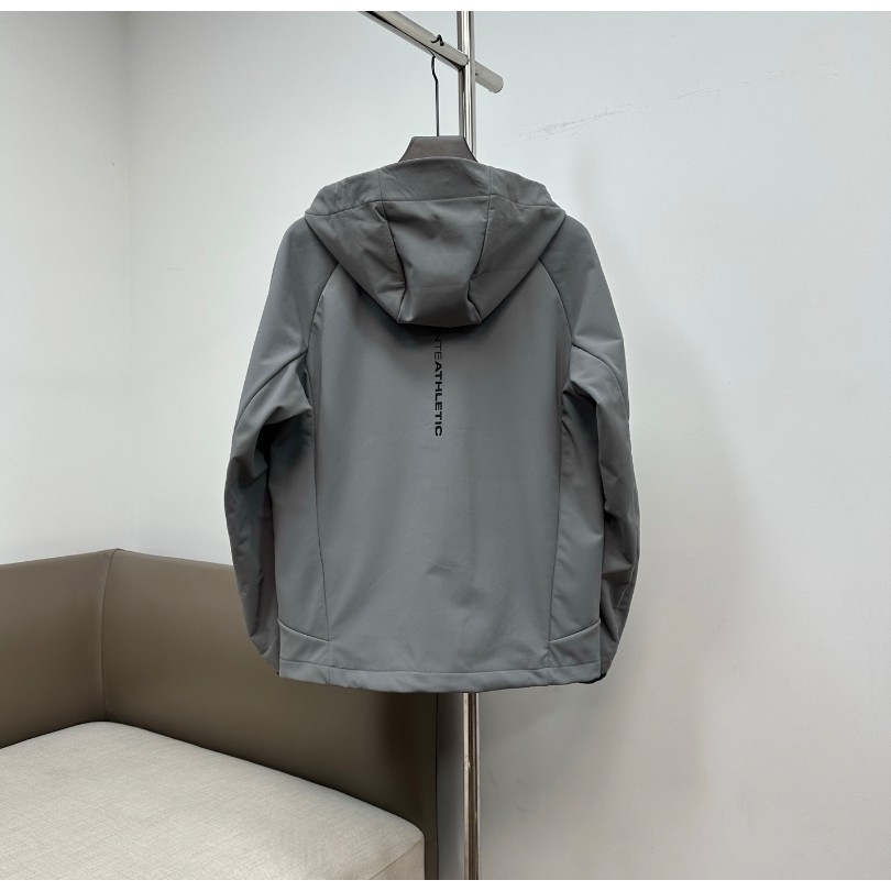 <p>DESCENTE TRAINING 系列男士防潑水梭織加絨連帽外套(炭灰)</p>