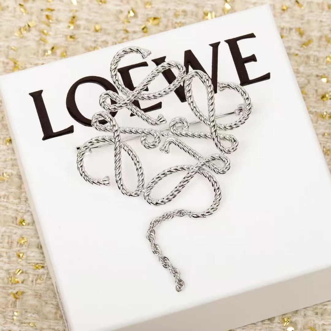 <p>L0EWE 扭纹胸针</p>