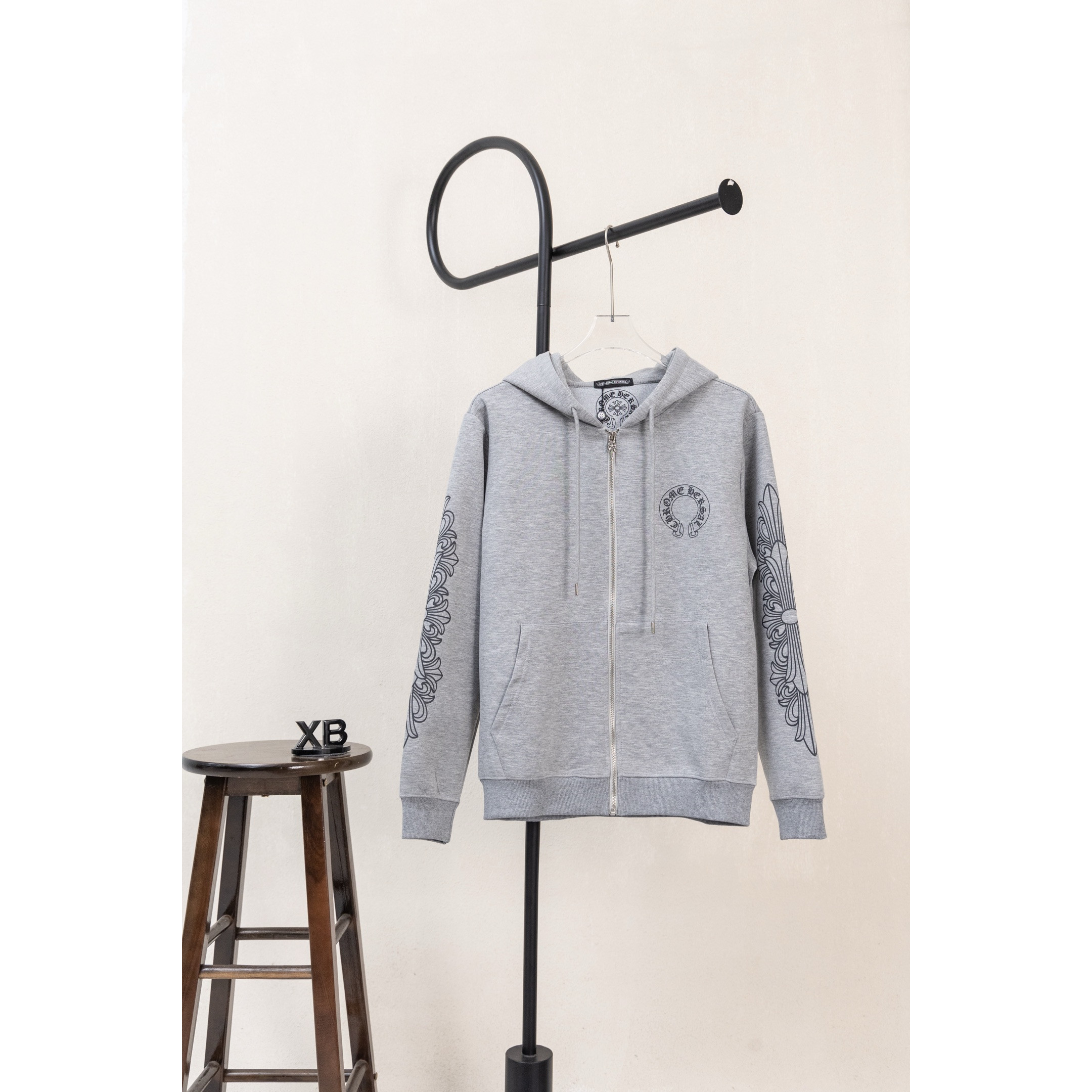 <p>CHROME HEARTS&nbsp;&nbsp;马蹄麒麟臂连帽外套(XB138灰)</p>