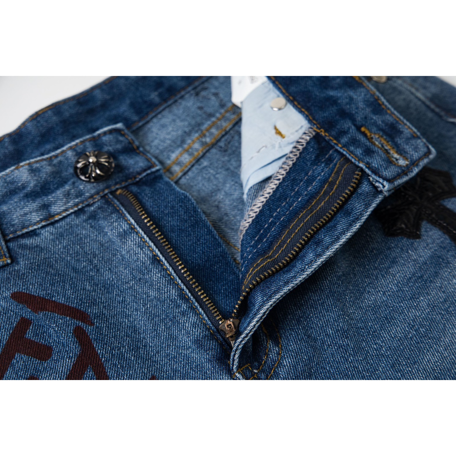 <p>CHROME HEARTS 黑皮经典水洗牛仔裤(1760#)</p>