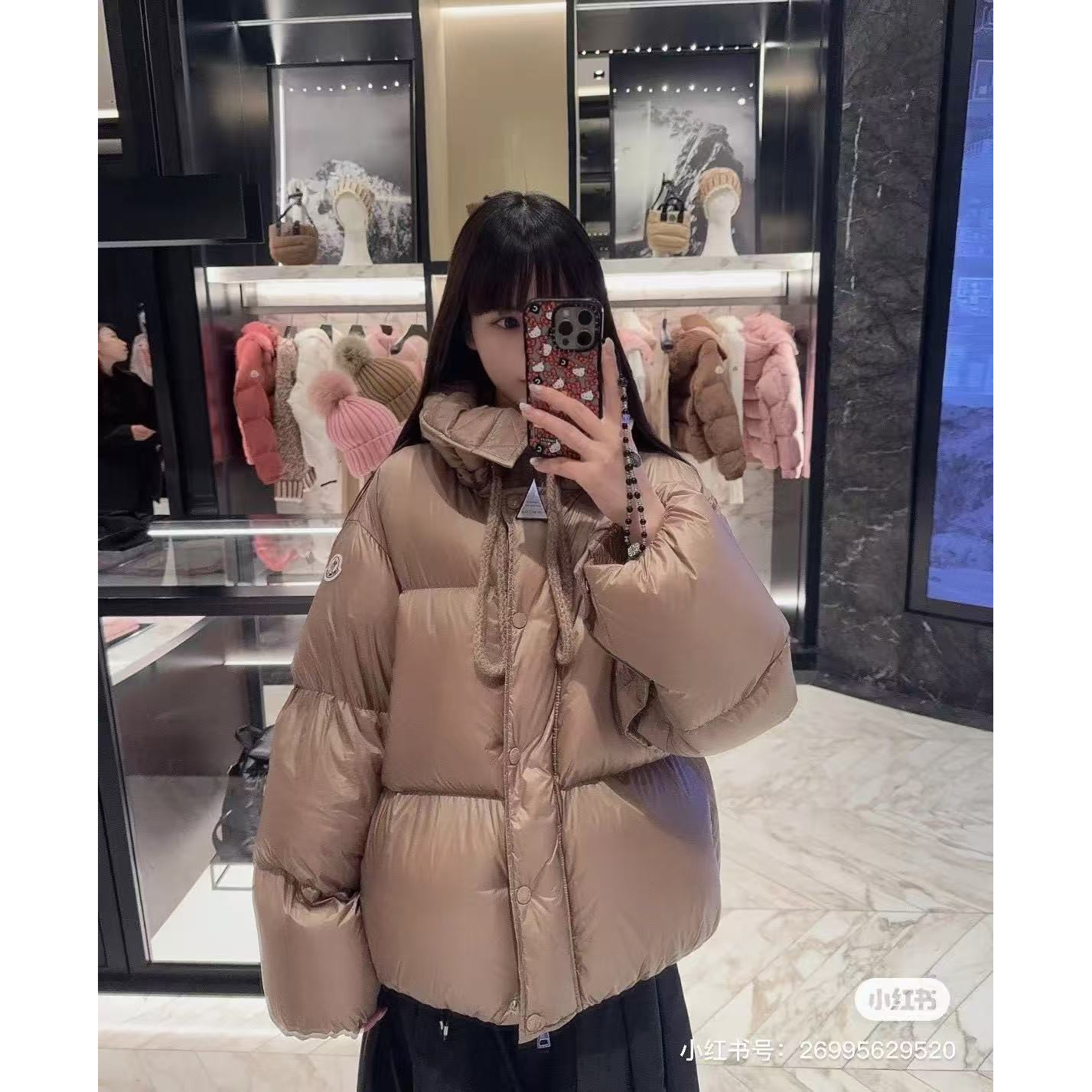 <p>Moncler Borey 女士二合一短款羽绒夹克外套(卡其)</p>