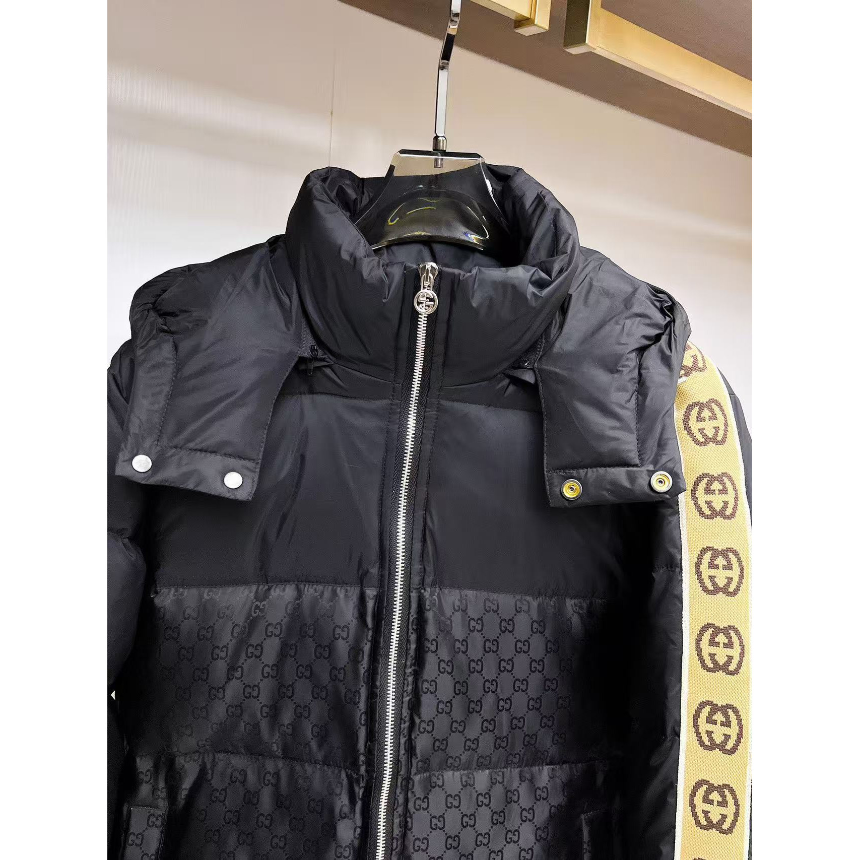 <p>GUCCI 秋冬新款羽绒服(黑)&nbsp;</p>