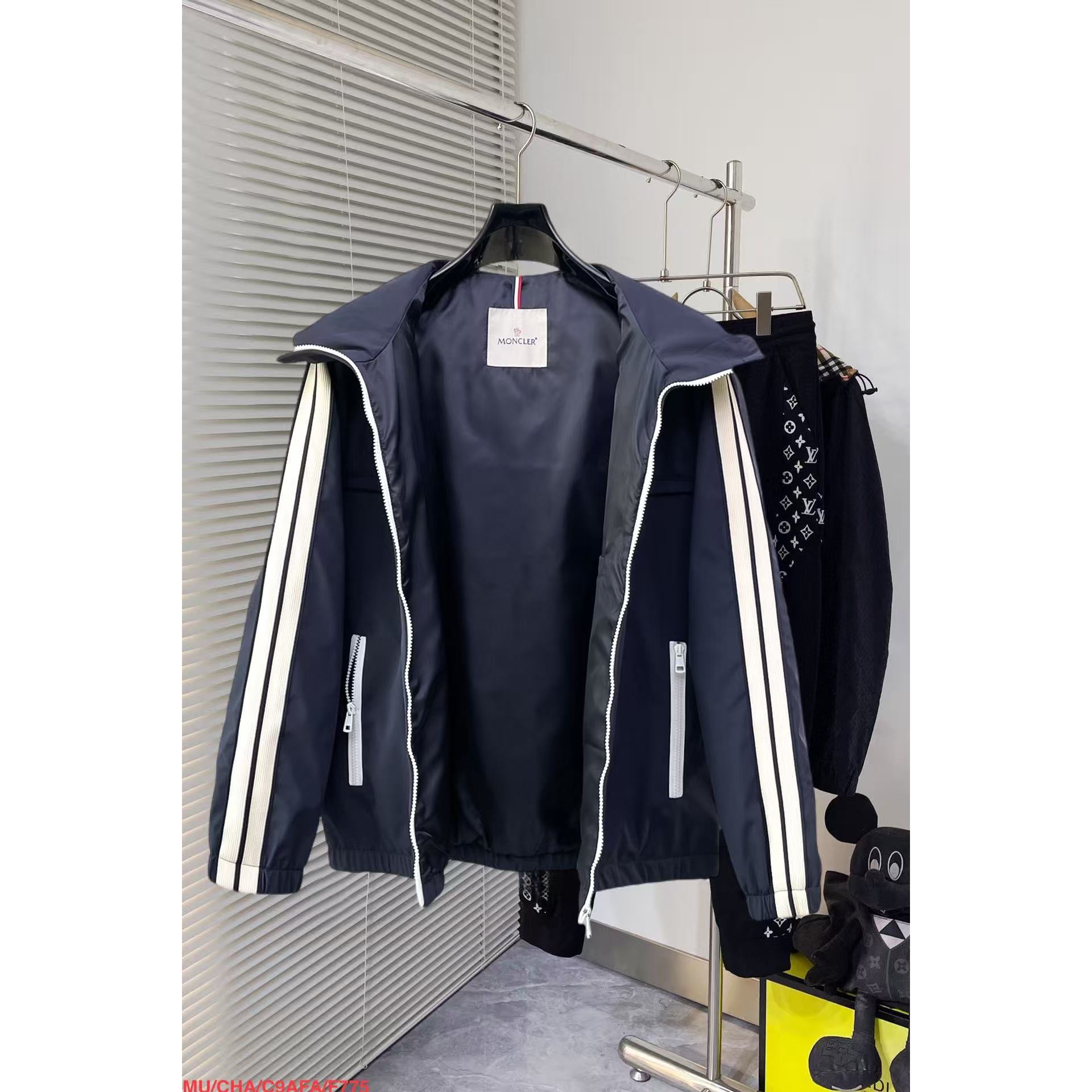 <p>MONCLER 时尚休闲夹克外套(藏青)</p>