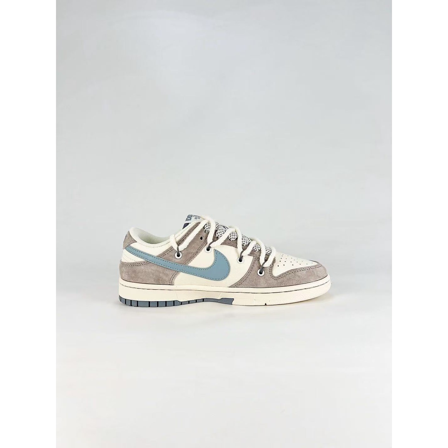 <p>NIKE DUNK SB LOW 白灰藍</p>