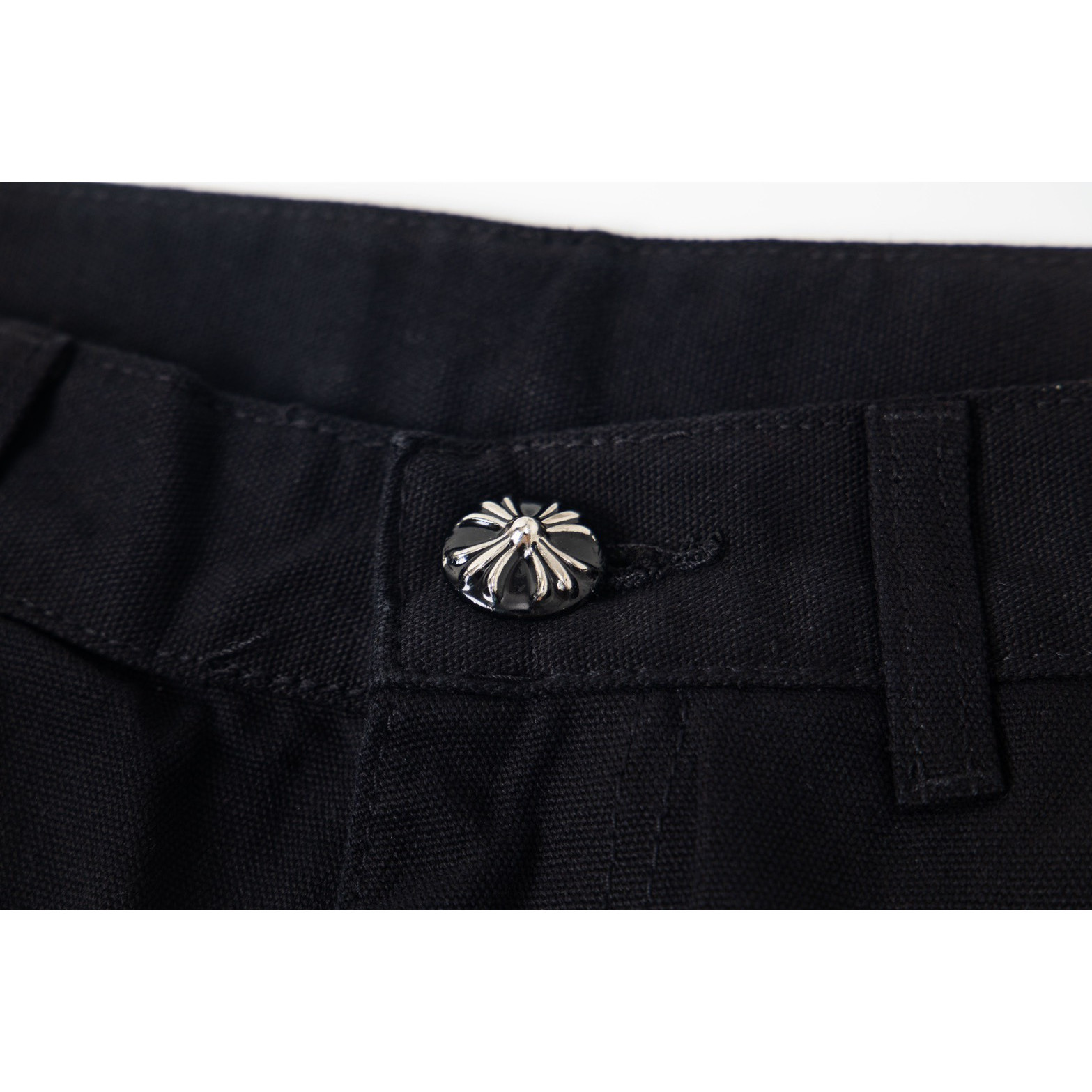 <p>CHROME HEARTS 黑色伐木裤红皮拼白皮元素水洗牛仔裤(1773#)</p>