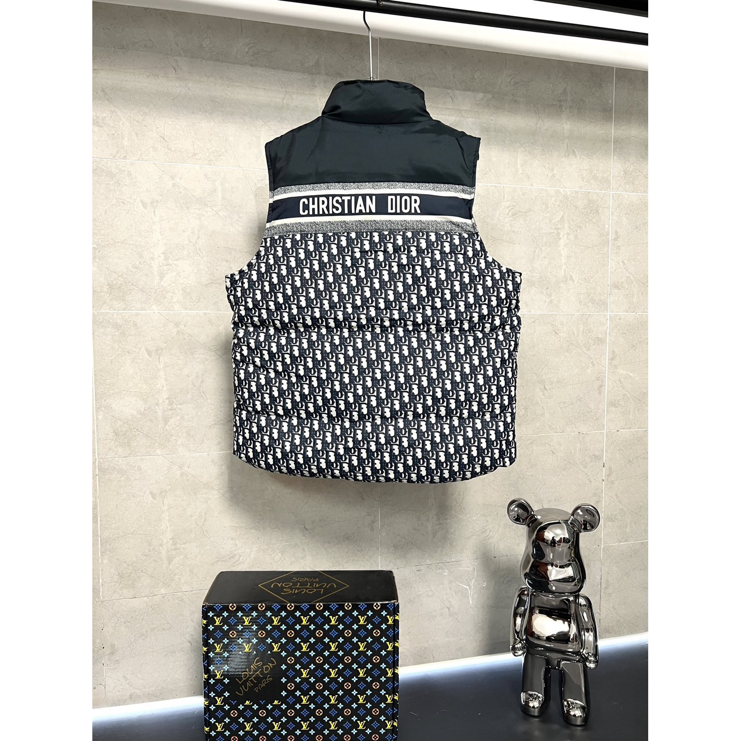 <p>Dior 千鸟格满印双面穿羽绒马甲</p>