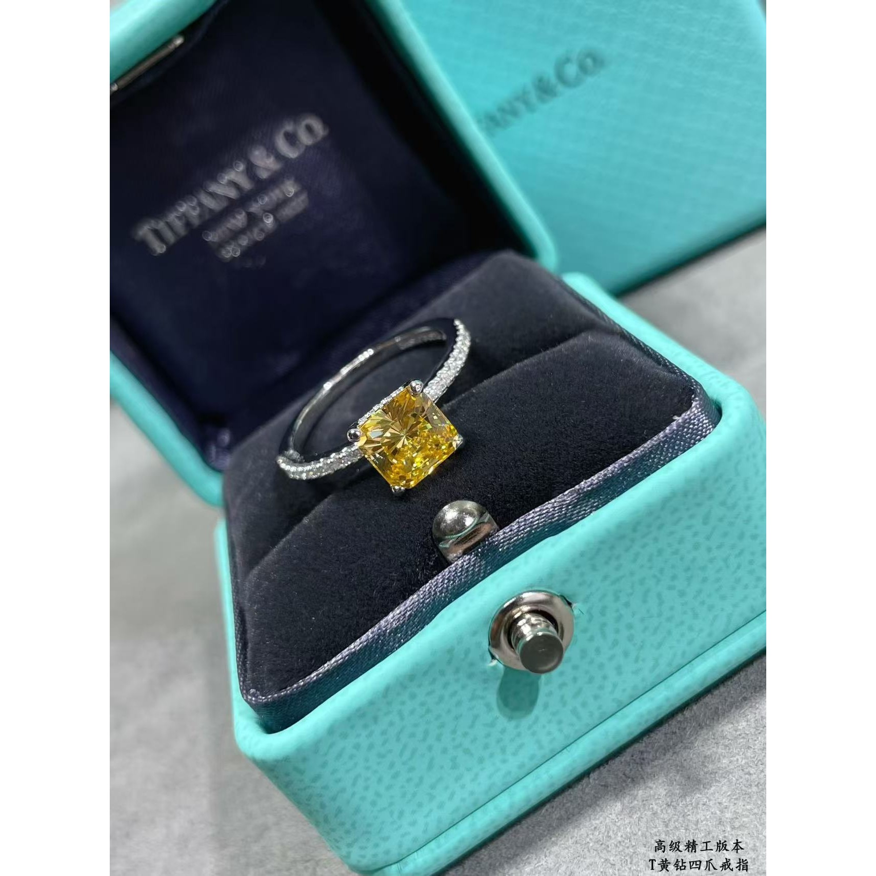 <p>Tiffany&nbsp;黄钻四爪戒指</p>
